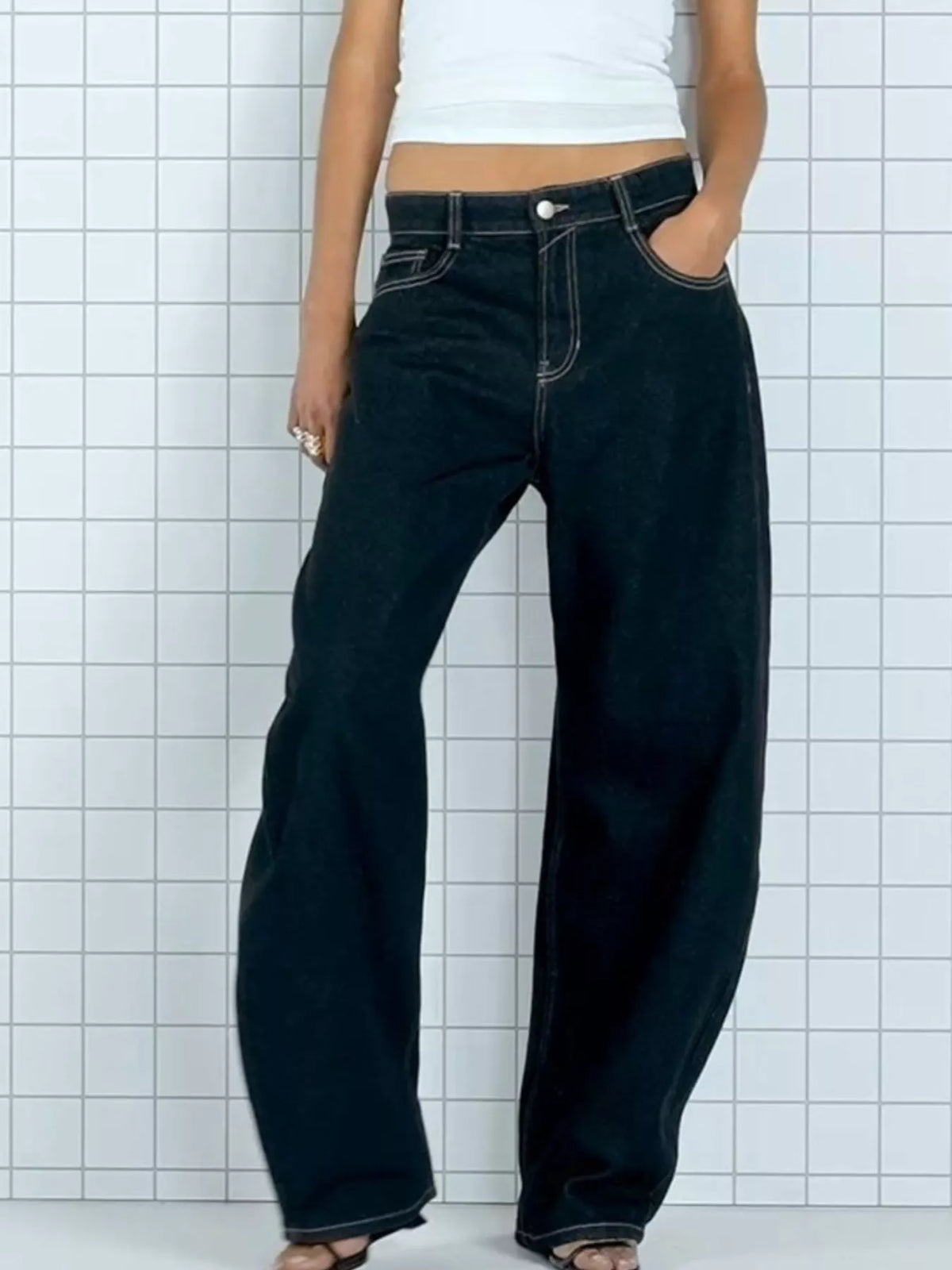 Ballongformade jeans med knappstängning – bild 5