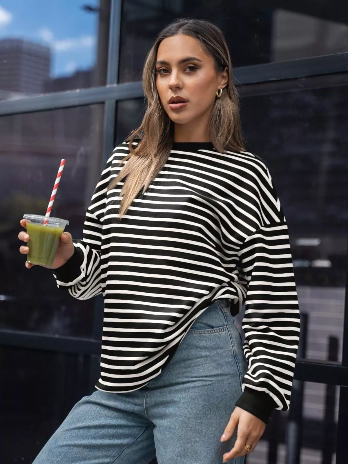 Randig oversize sweatshirt med rund halsringning i viskos – bild 6