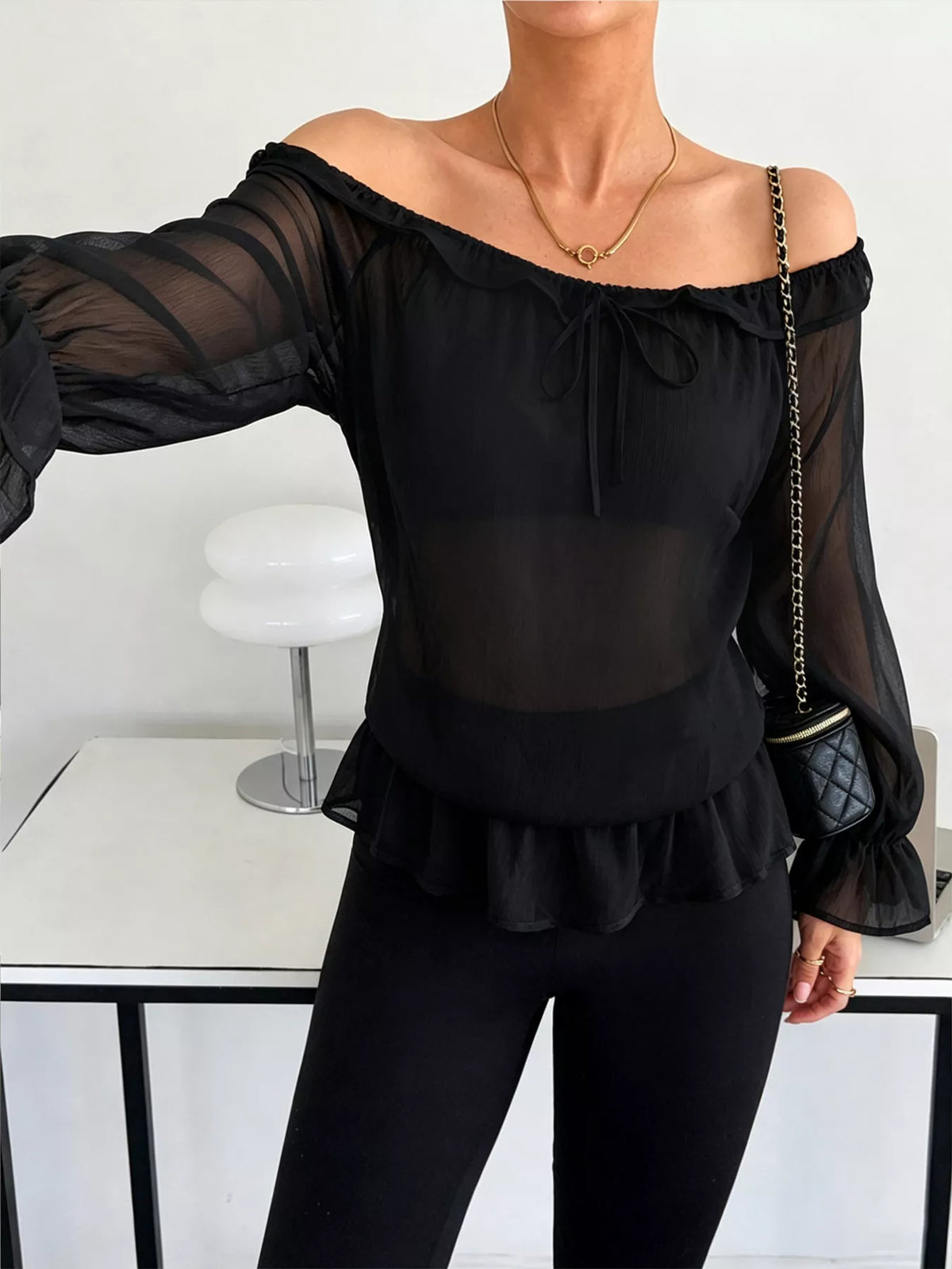 Blus i chiffong med peplum – bild 4