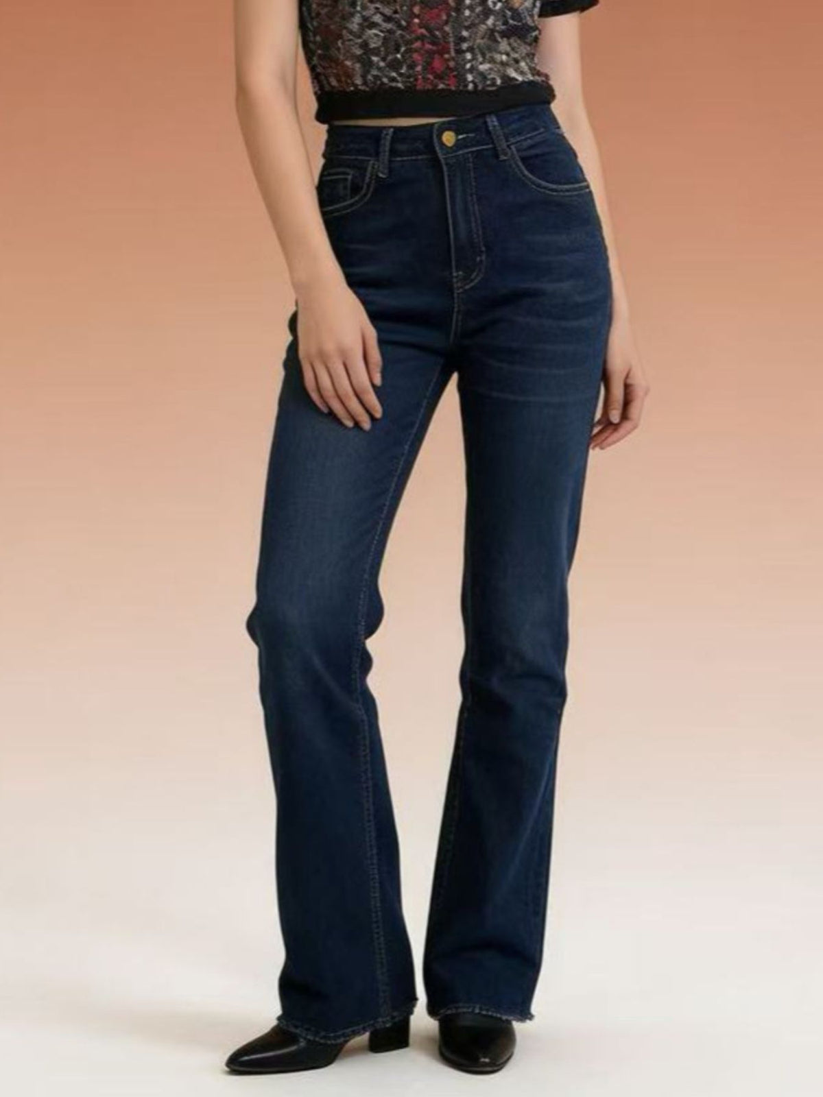Bootcut jeans med hög midja och knappstängning – bild 3