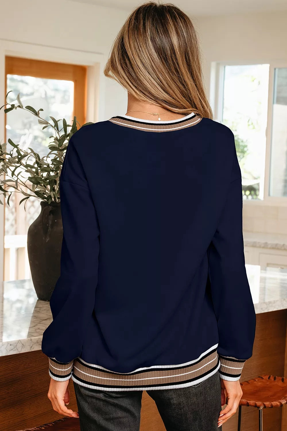 Randig v-ringad sweatshirt med kontrastsöm – bild 2
