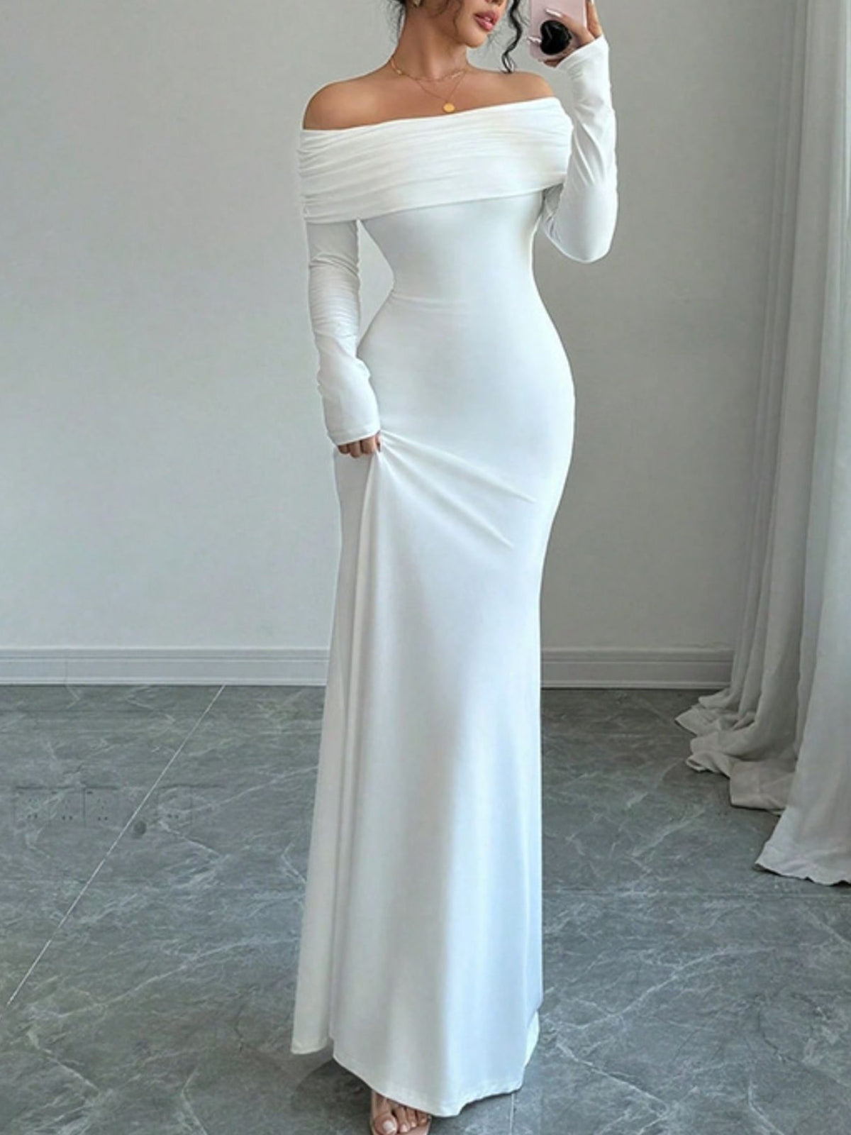 Figurnära offshoulder maxiklänning med öppen rygg – bild 3