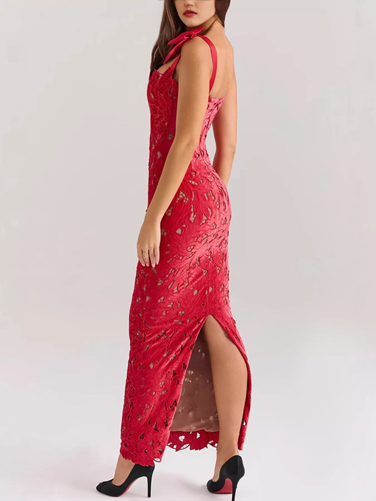 Maxiklänning i spets med cut out-detalj – bild 10