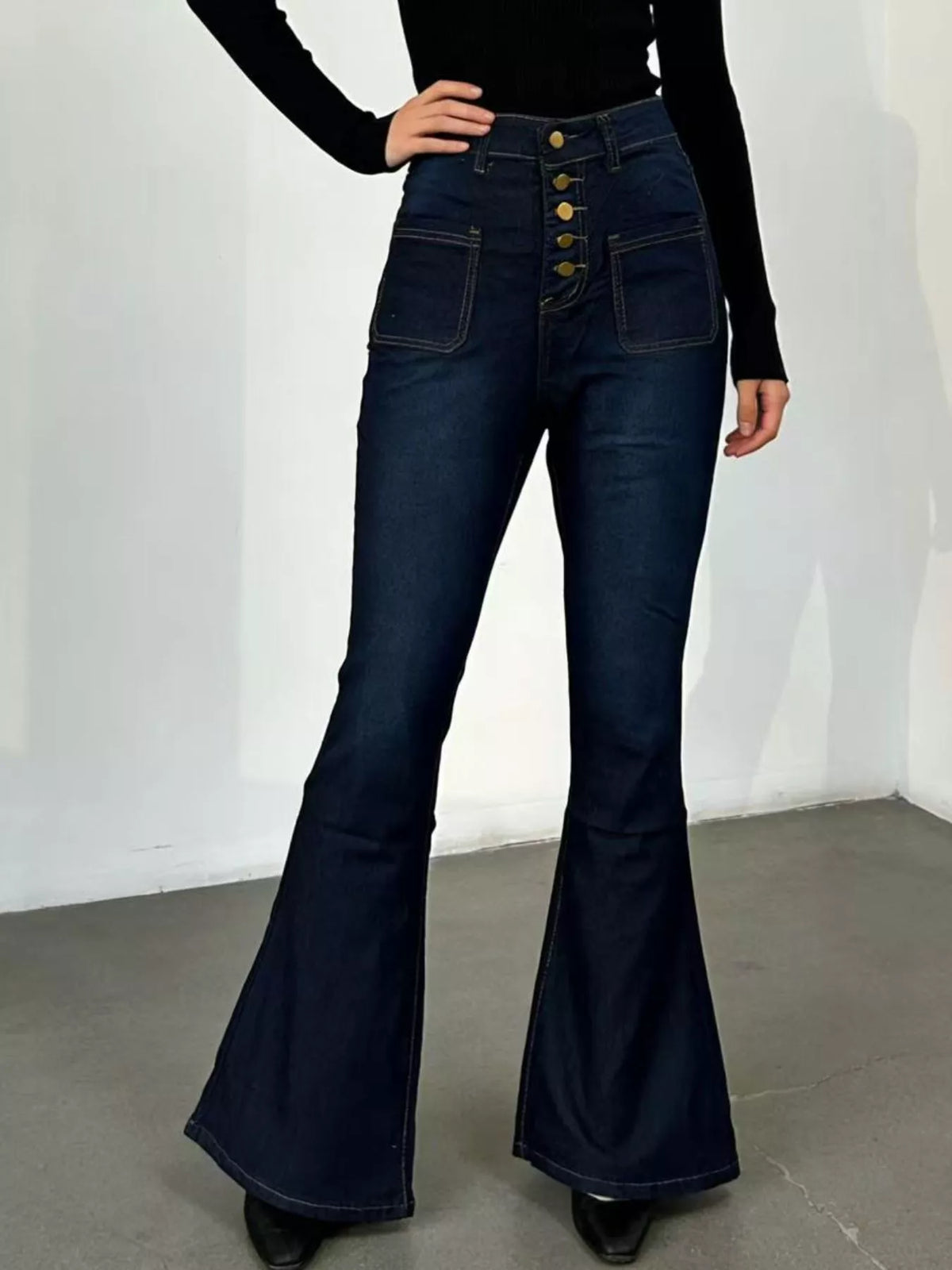 Utsvängda jeans med knappgylf – bild 12