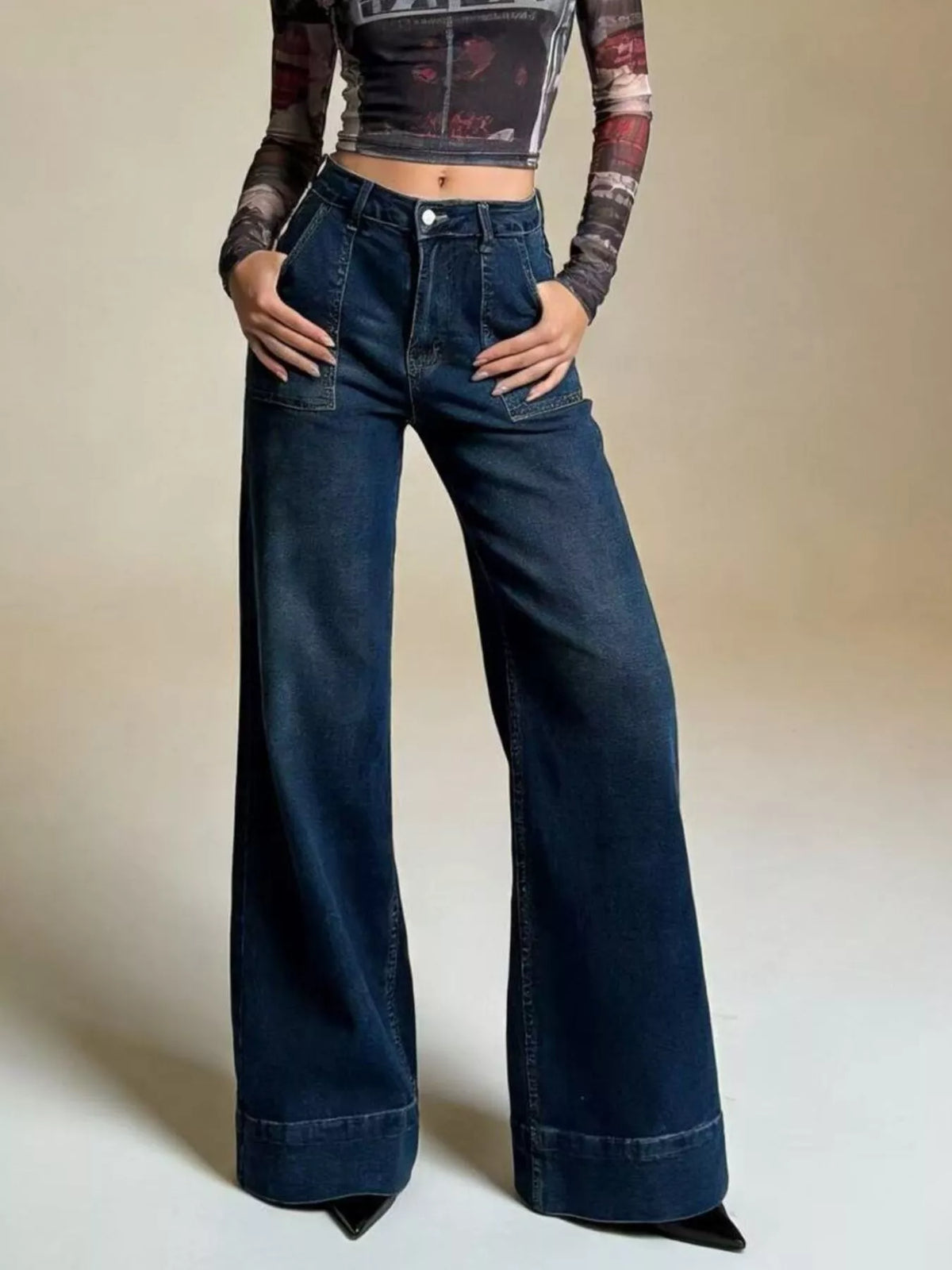 Utsvängda jeans med påsydda fickor – bild 5
