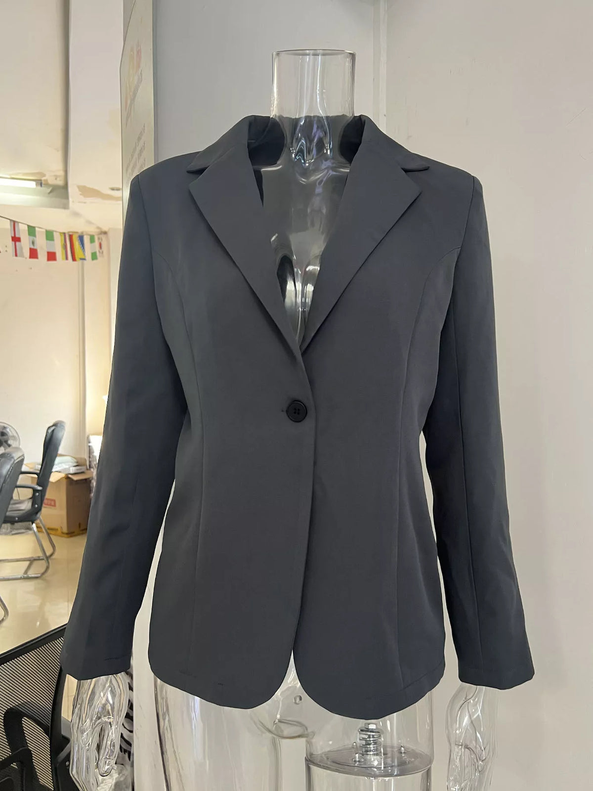 Slimmad blazer med knappstängning – bild 2