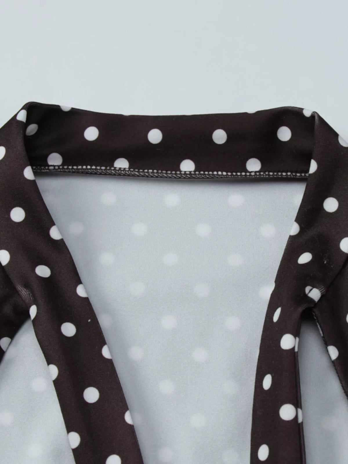 Prickig miniklänning med cut out-detalj – bild 15