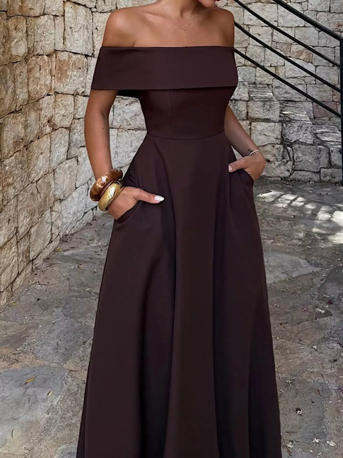 Utställd offshoulder maxiklänning med fickor – bild 6