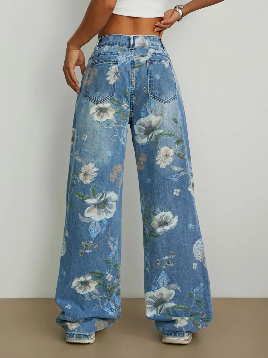 Vida jeans med knappstängning och tryck – bild 4