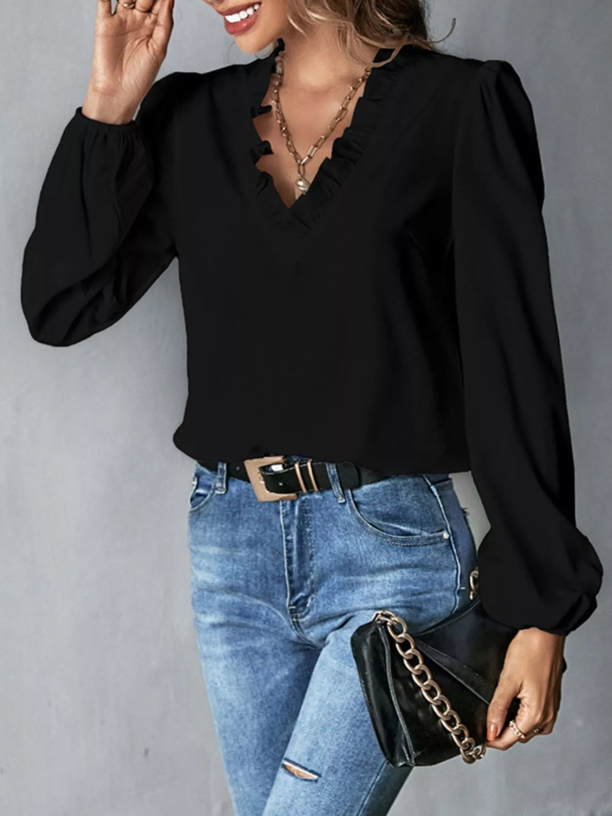 V-ringad blus med volang – bild 3