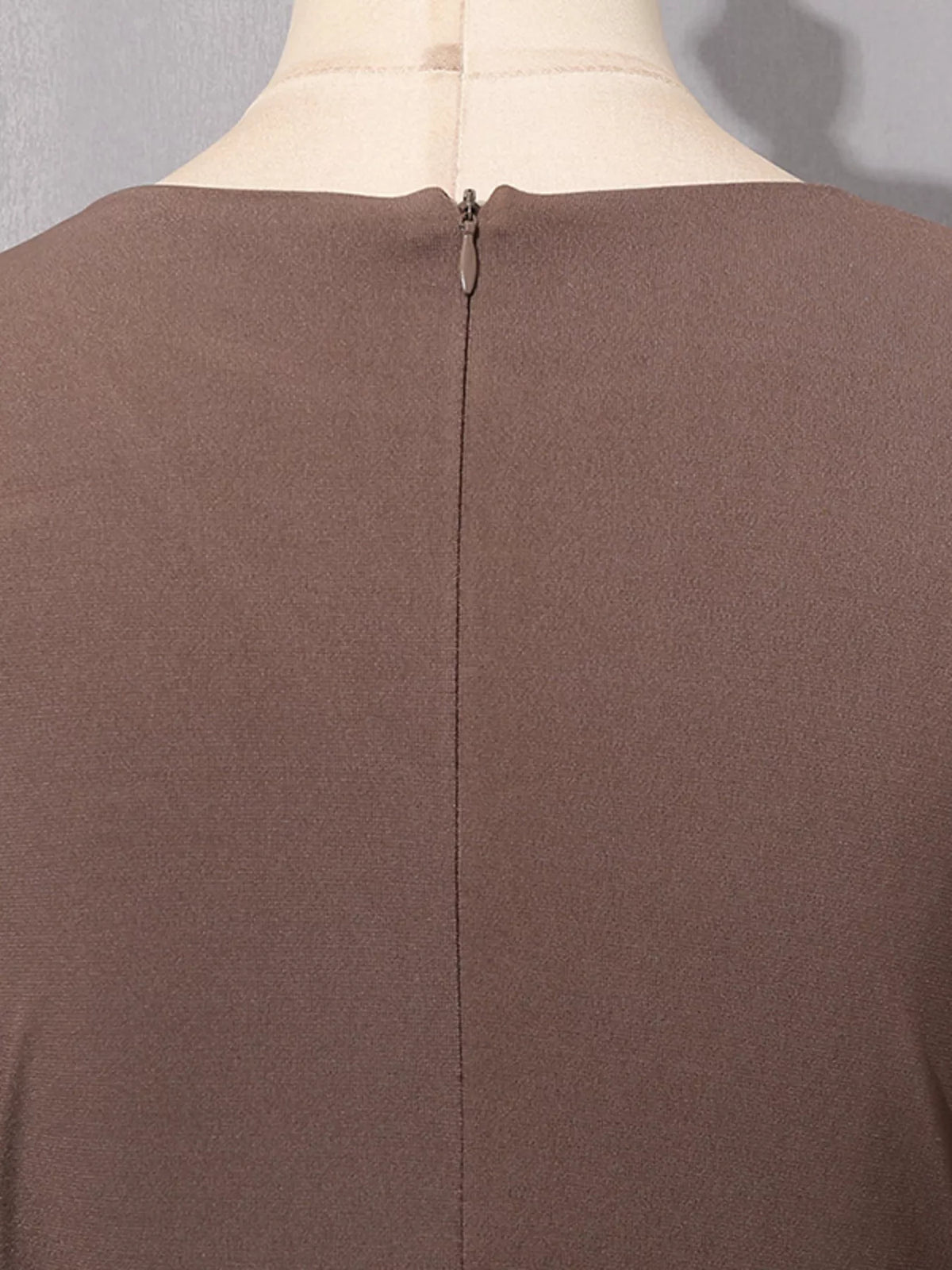 Rynkad långärmad maxiklänning med dragkedja och cut out-detalj i polyester – Brun – bild 13