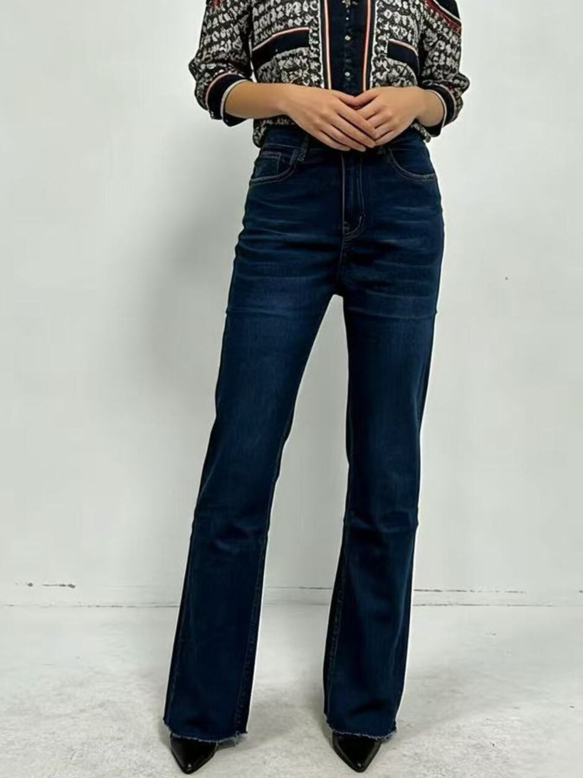 Bootcut jeans med hög midja och knappstängning – bild 4