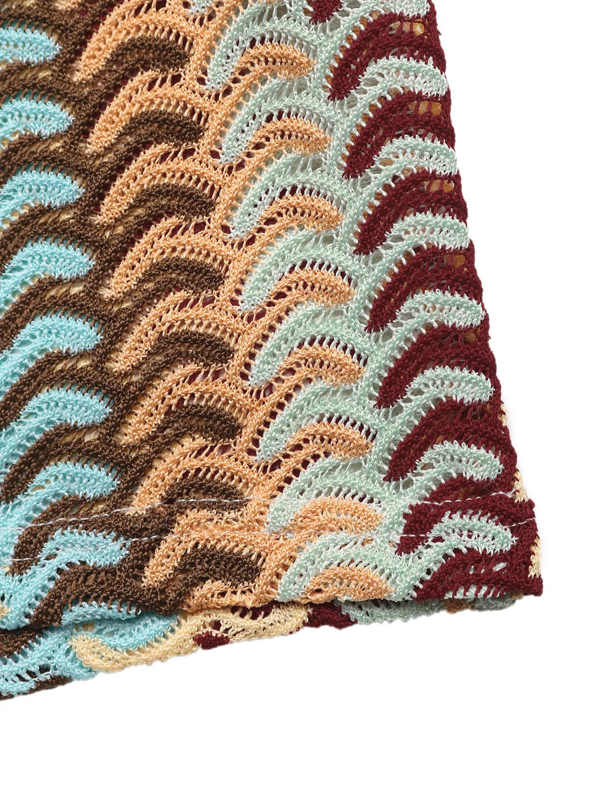 Randig figurnära midiklänning med djup rund halsringning – bild 10