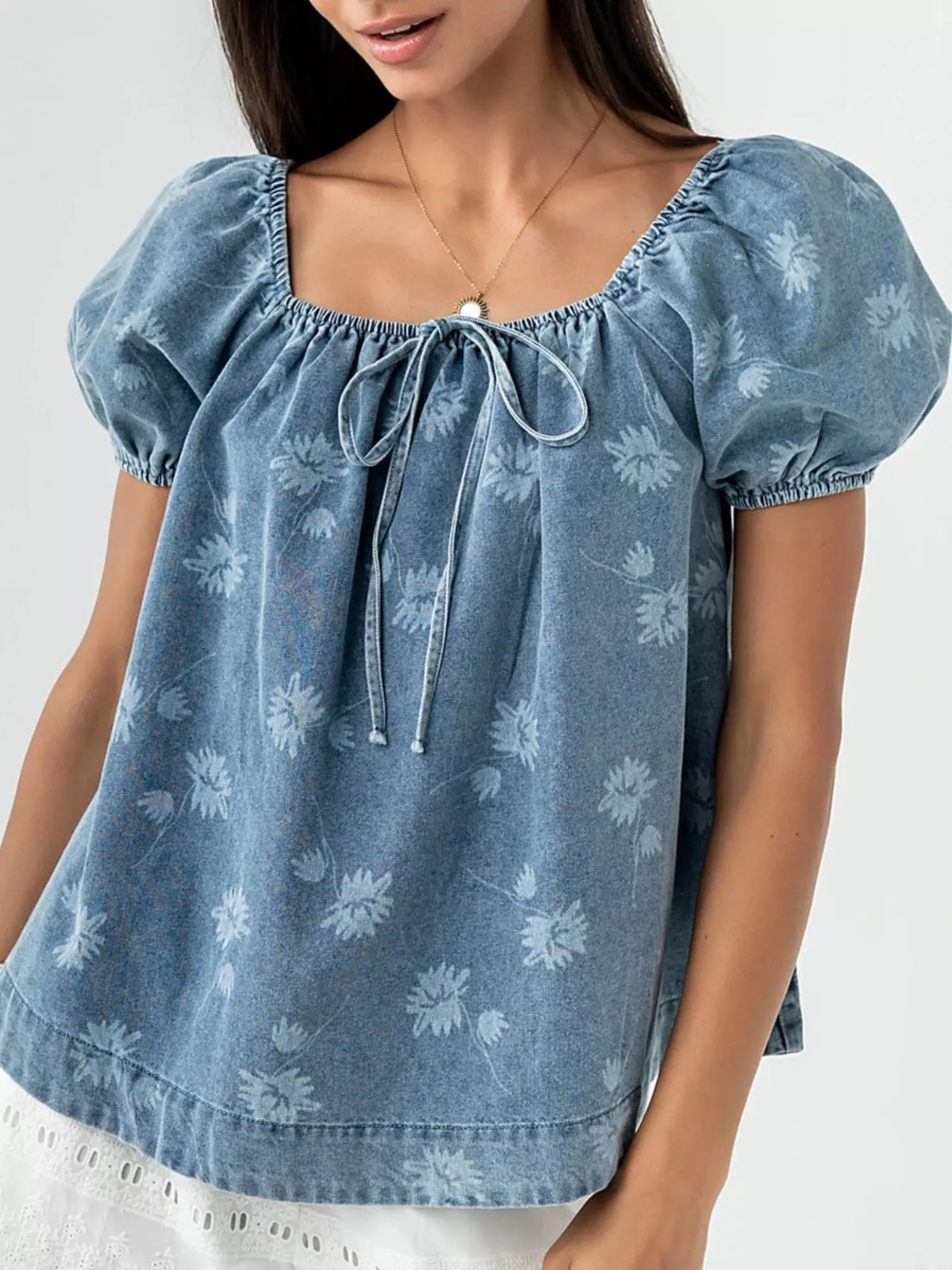 Blommig denimblus med puffärm
