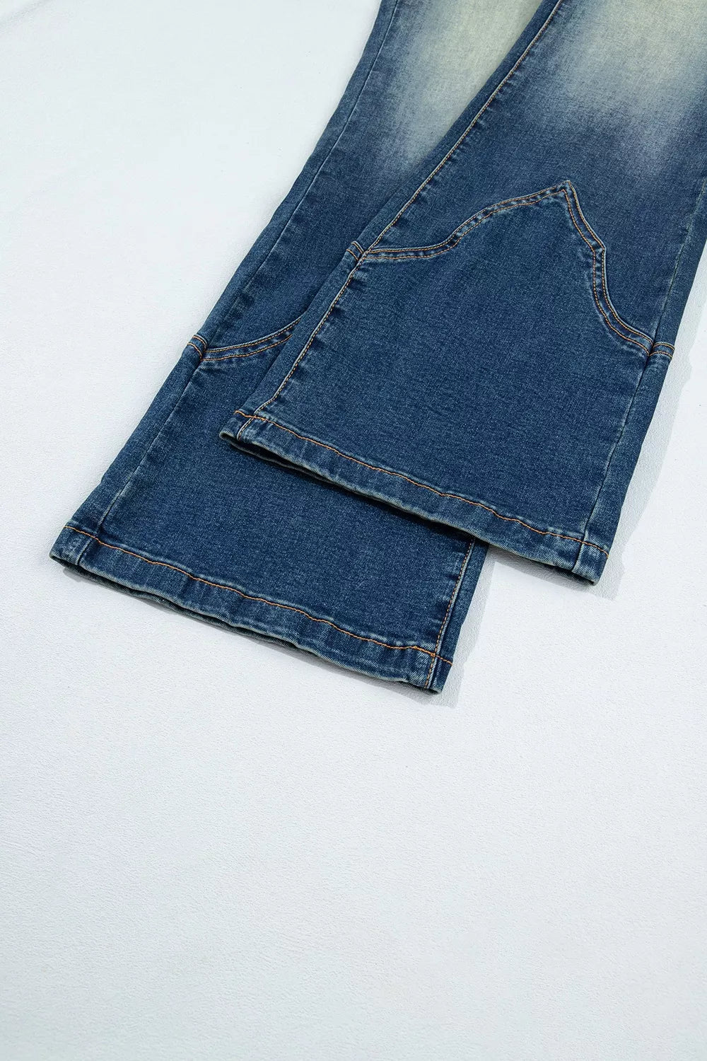 Utsvängda jeans med fickor – bild 14