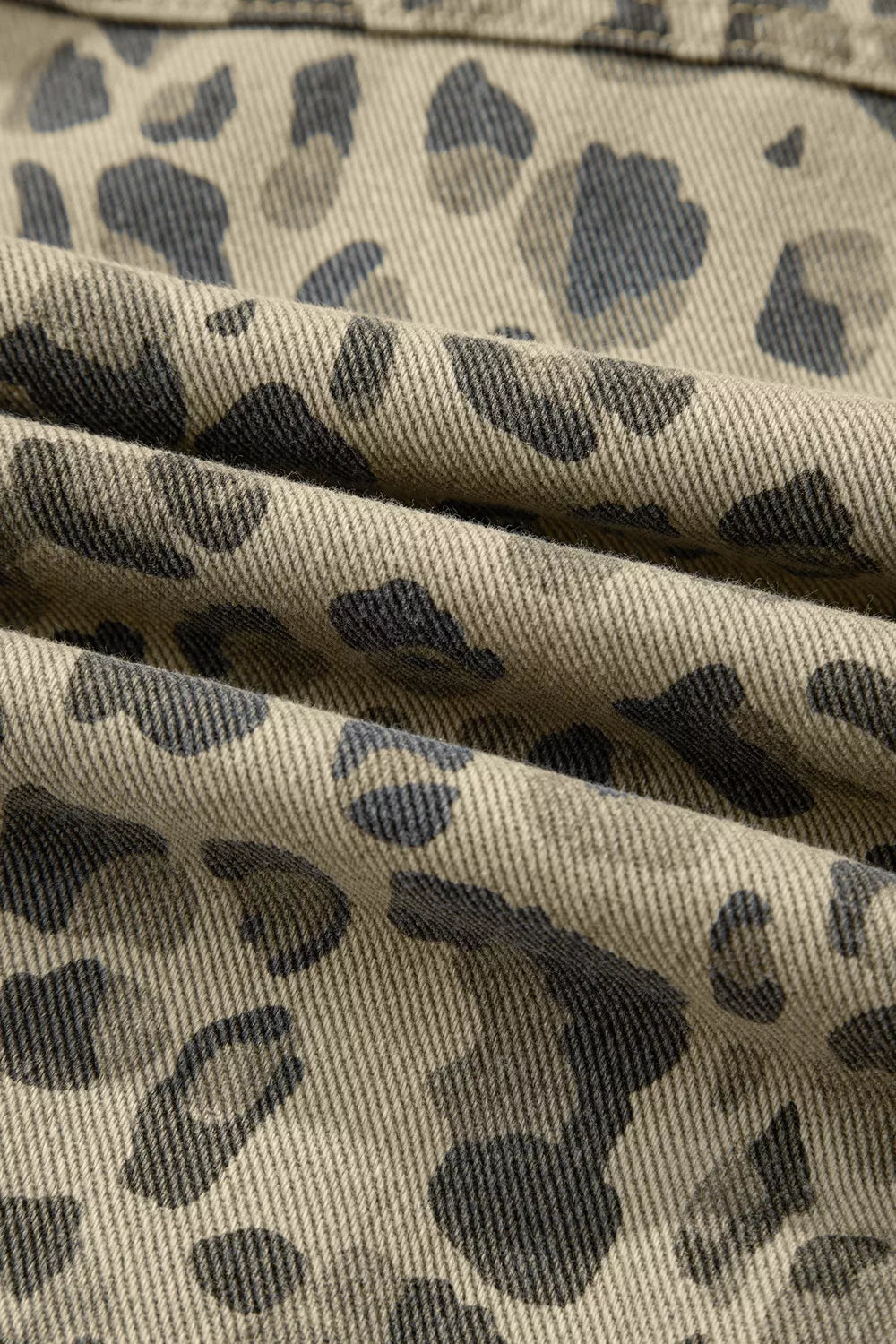 Leopardmönstrad jacka i denim – bild 10