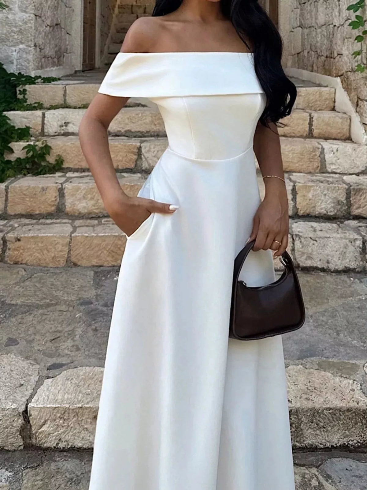 Utställd offshoulder maxiklänning med fickor – bild 2
