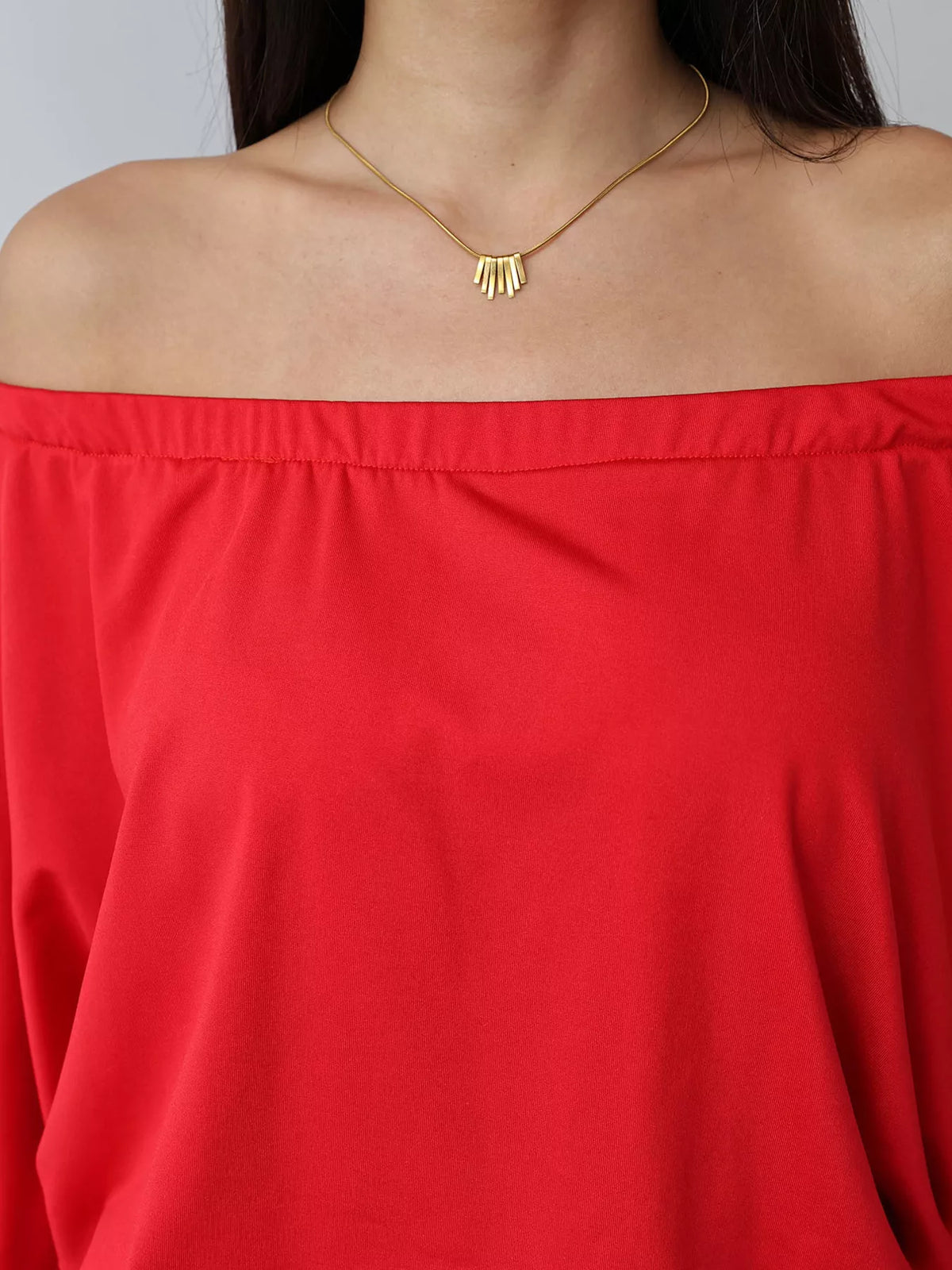 Figurnära rynkad offshoulder miniklänning i polyester – bild 6