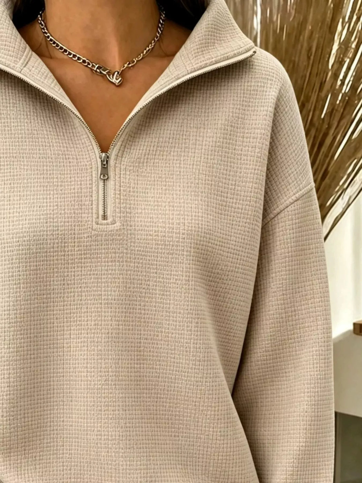 Våffelstickad sweatshirt med kort dragkedja – bild 4