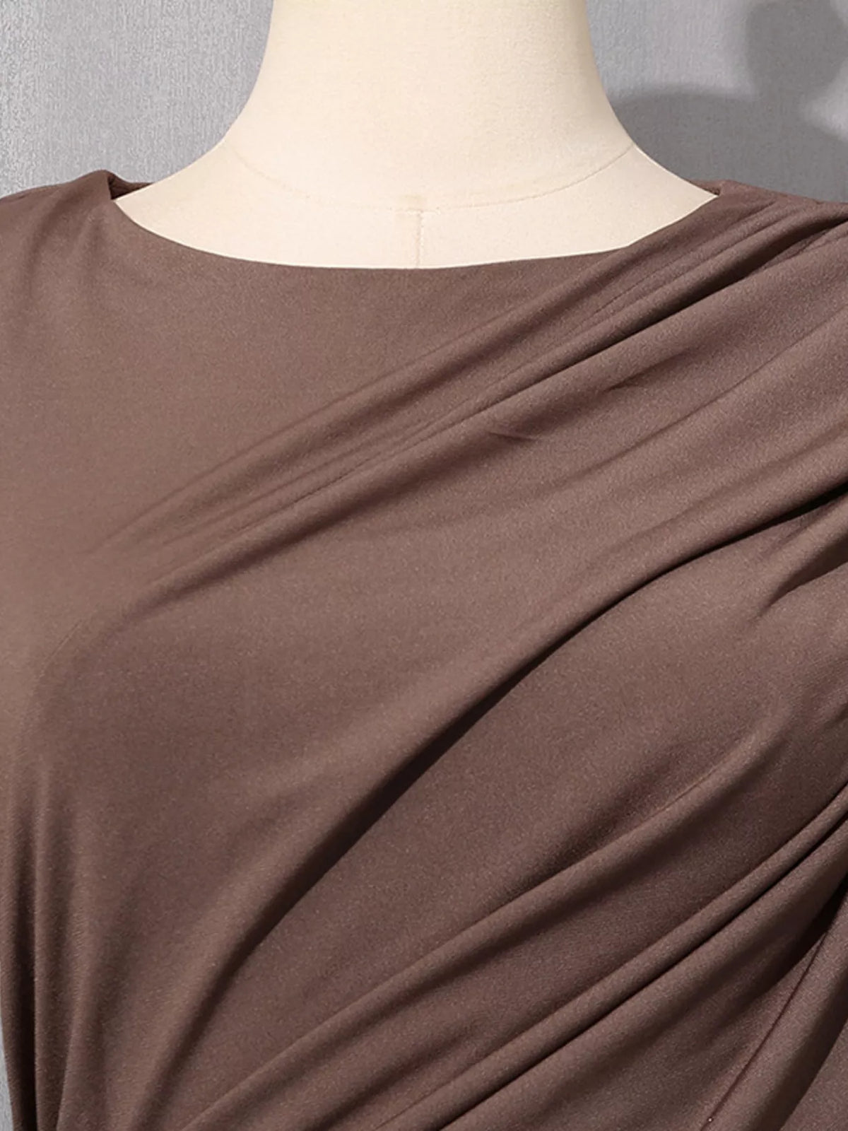 Rynkad långärmad maxiklänning med dragkedja och cut out-detalj i polyester – Brun – bild 5