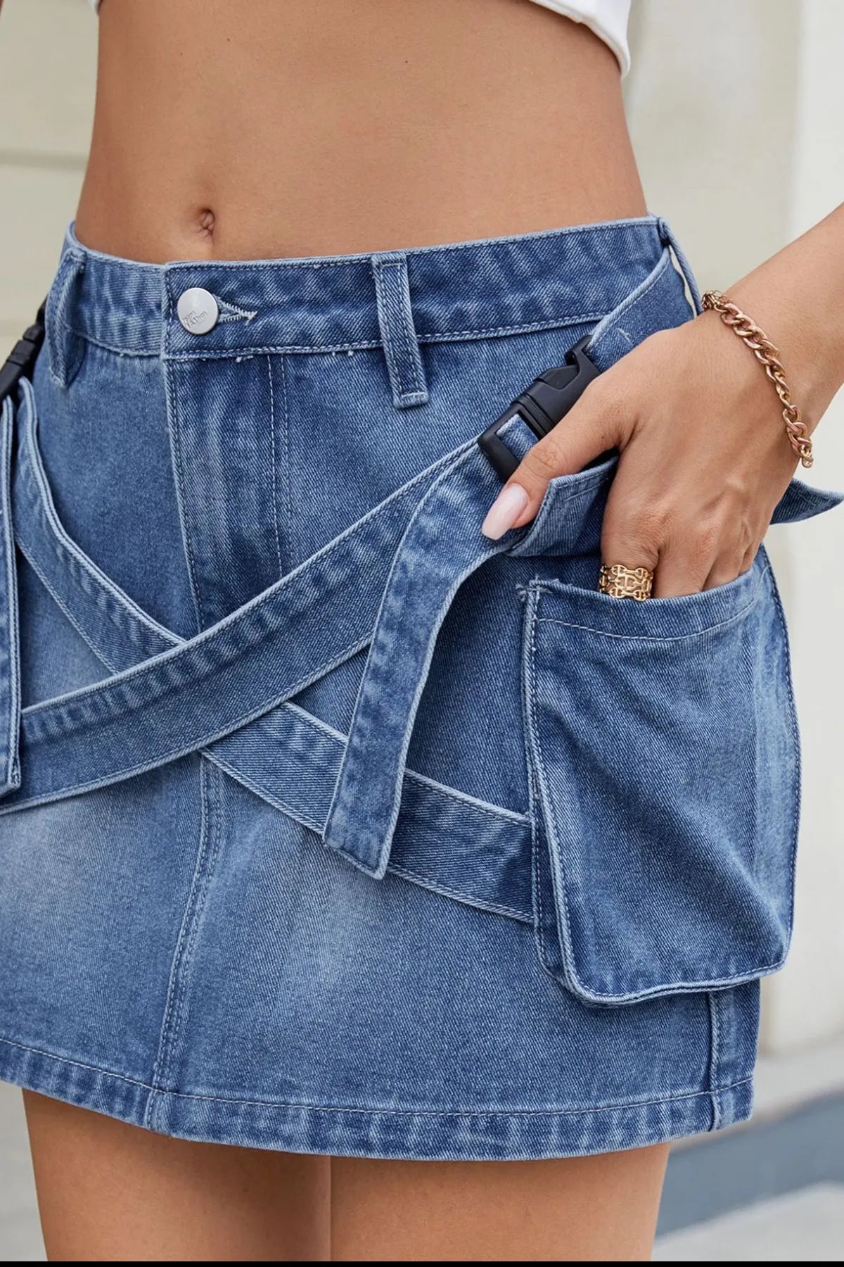 Minikjol i denim med korsad detalj – bild 3