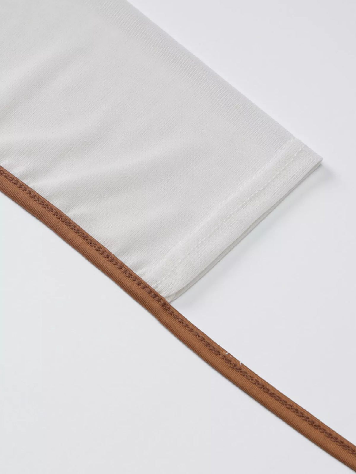Figurnära rynkad enaxlad midiklänning i polyester – bild 6