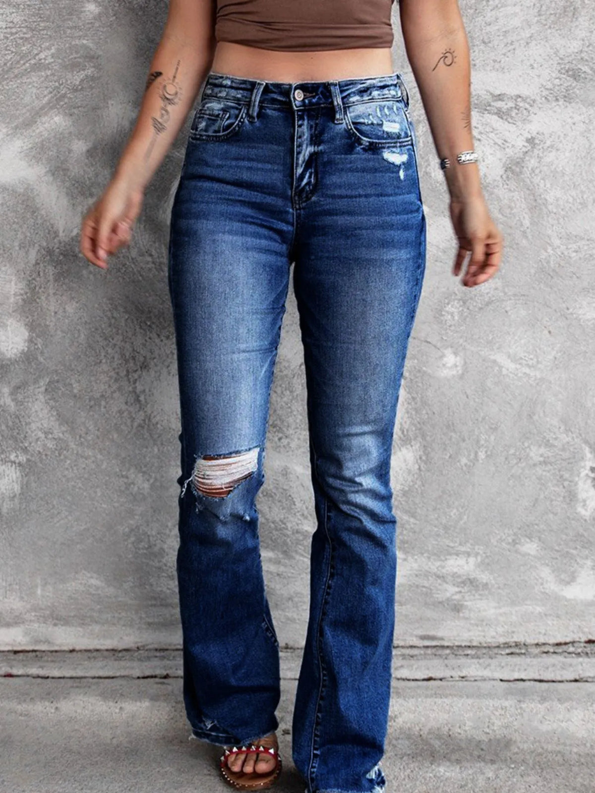 Utsvängda jeans med knappstängning och slitna detaljer – bild 5