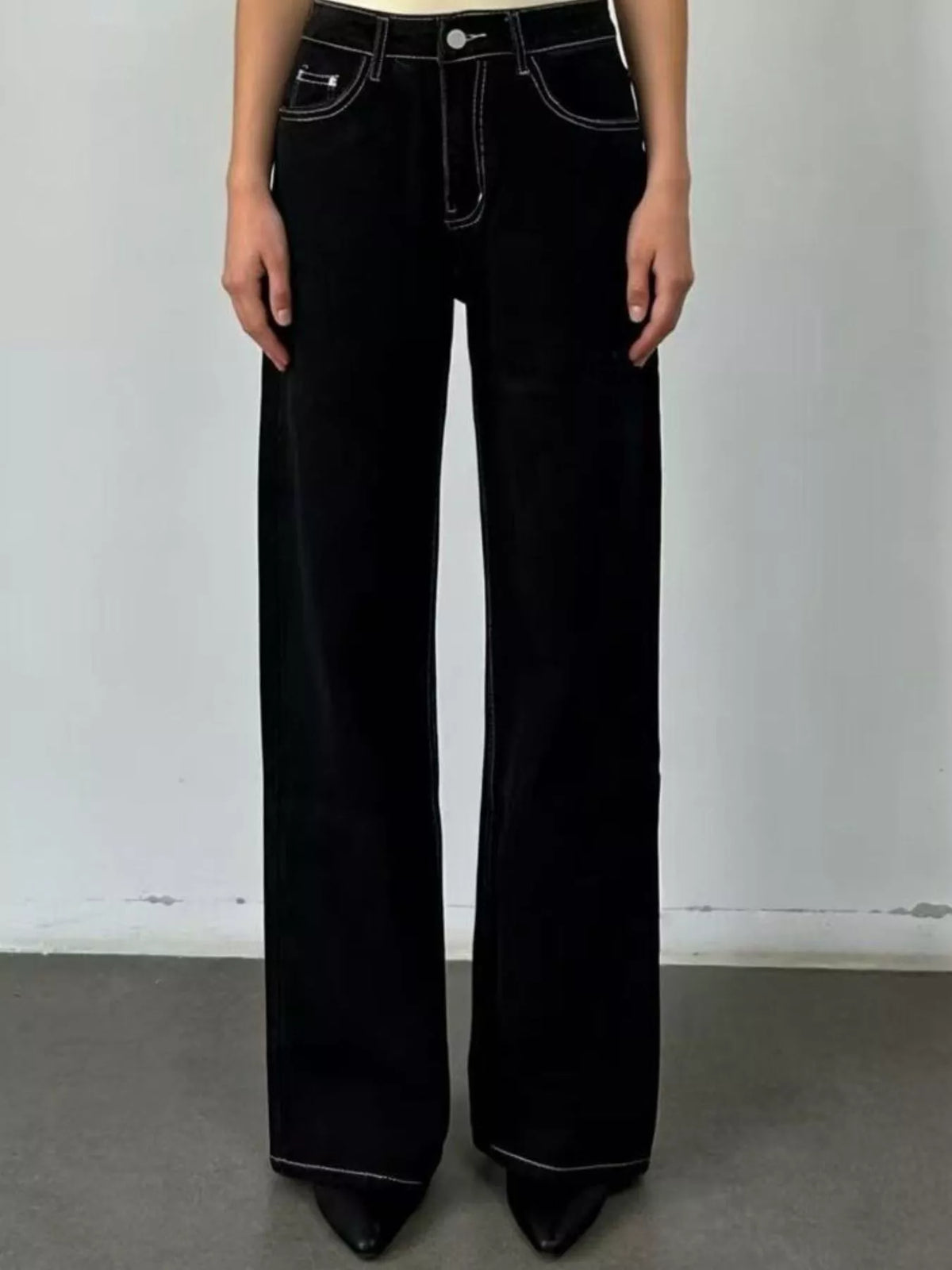 Raka vida jeans med knappstängning – bild 5