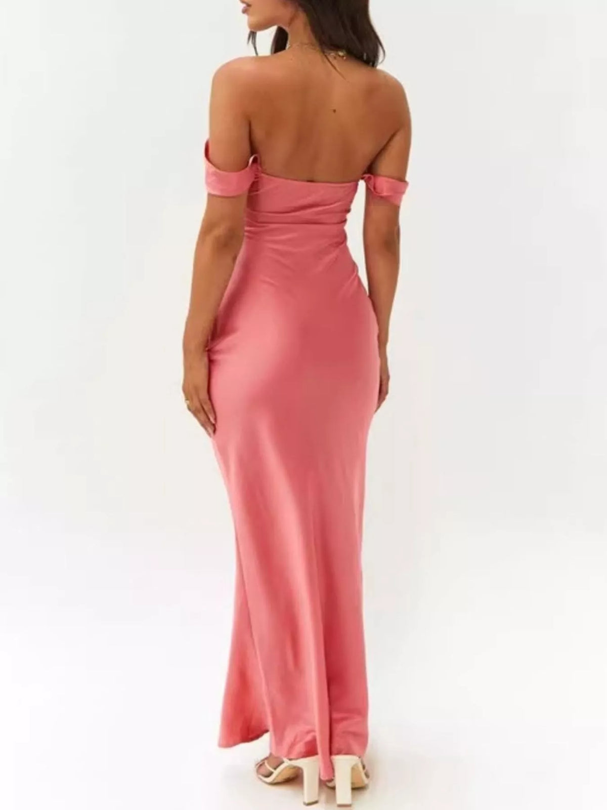 Offshoulder maxiklänning i satin – bild 5