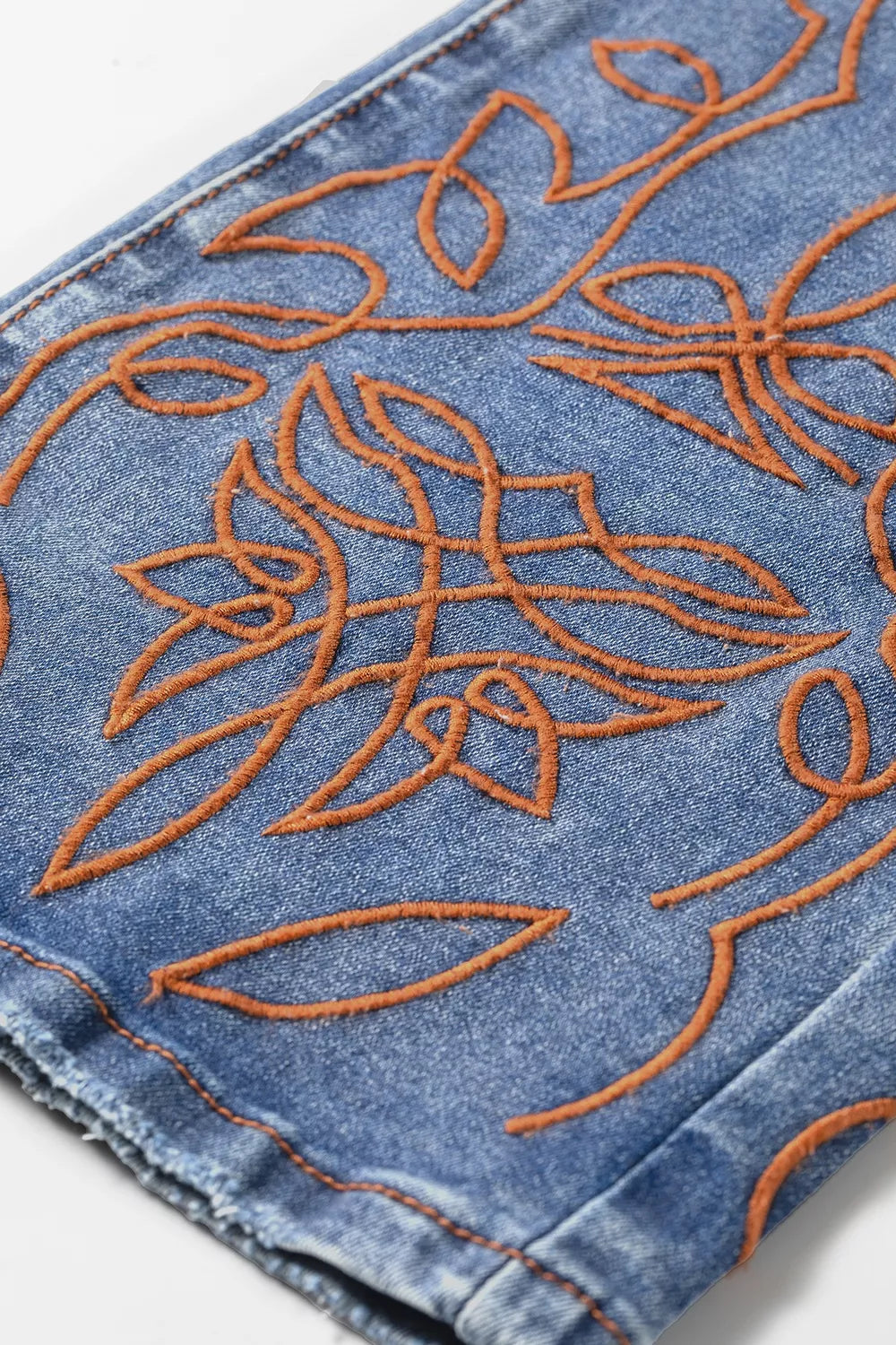 Broderade utsvängda jeans – bild 12