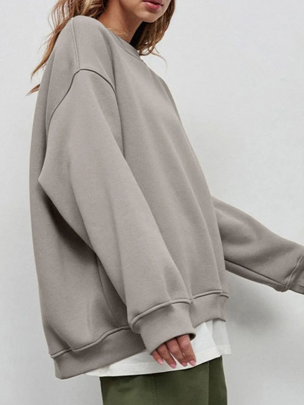 Sweatshirt med rund halsringning och sänkt axel – bild 3