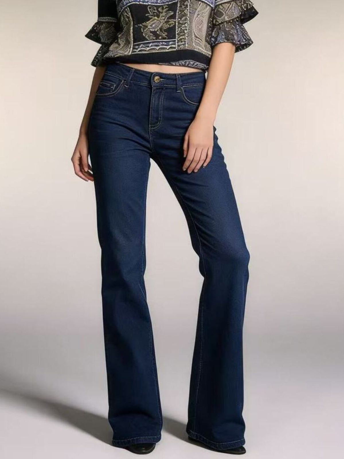 Bootcut jeans med hög midja och knappstängning – bild 2