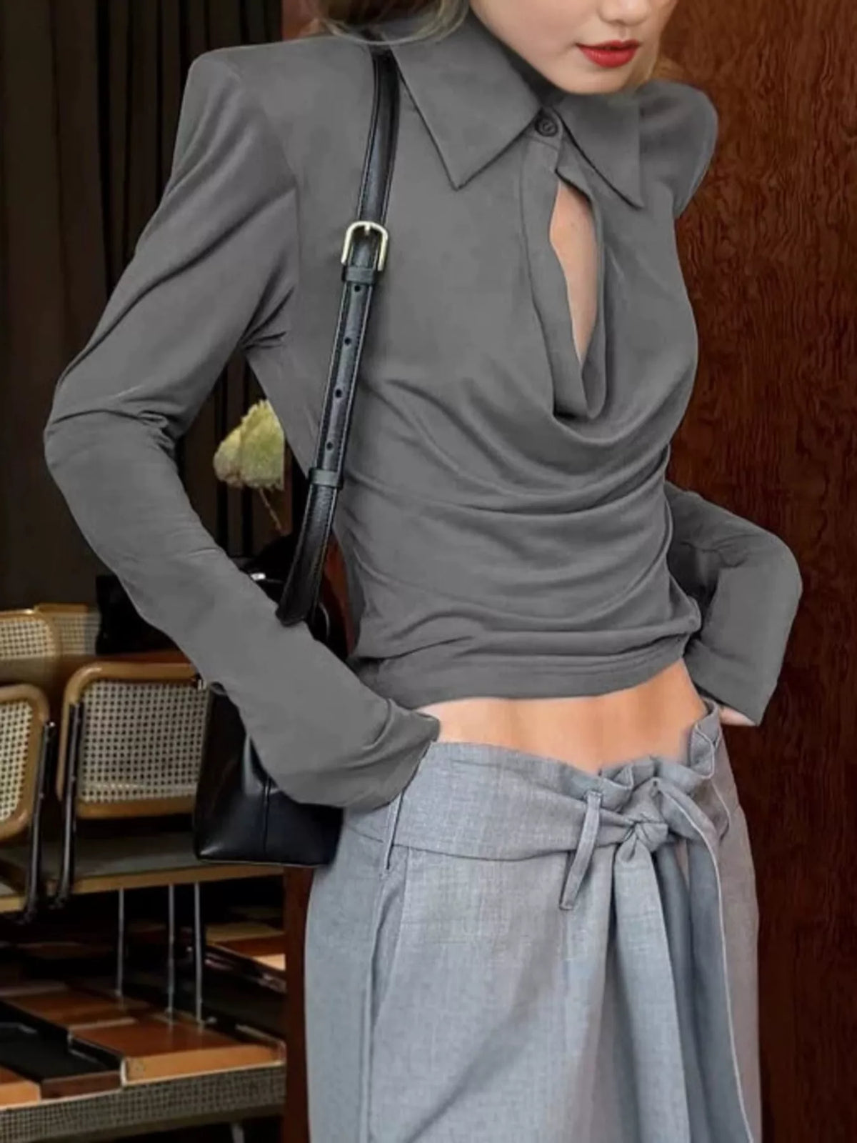 Asymmetrisk rynkad t-shirt med cut out-detalj i viskos – bild 2