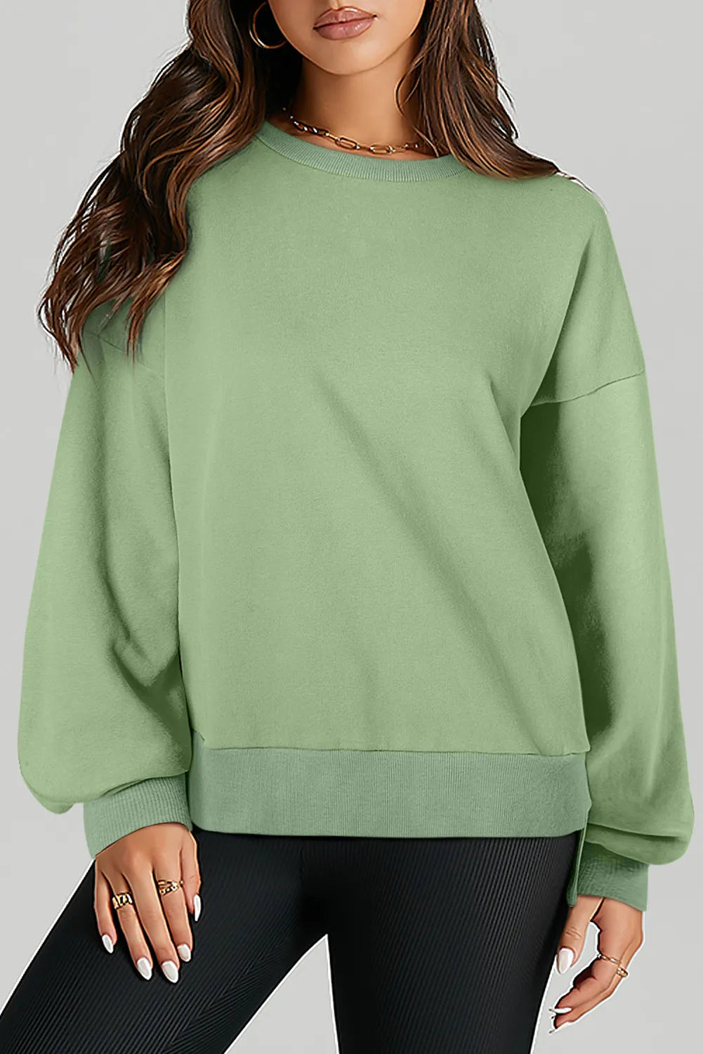 Långärmad sweatshirt med rund halsringning och asymmetrisk nederkant – bild 9