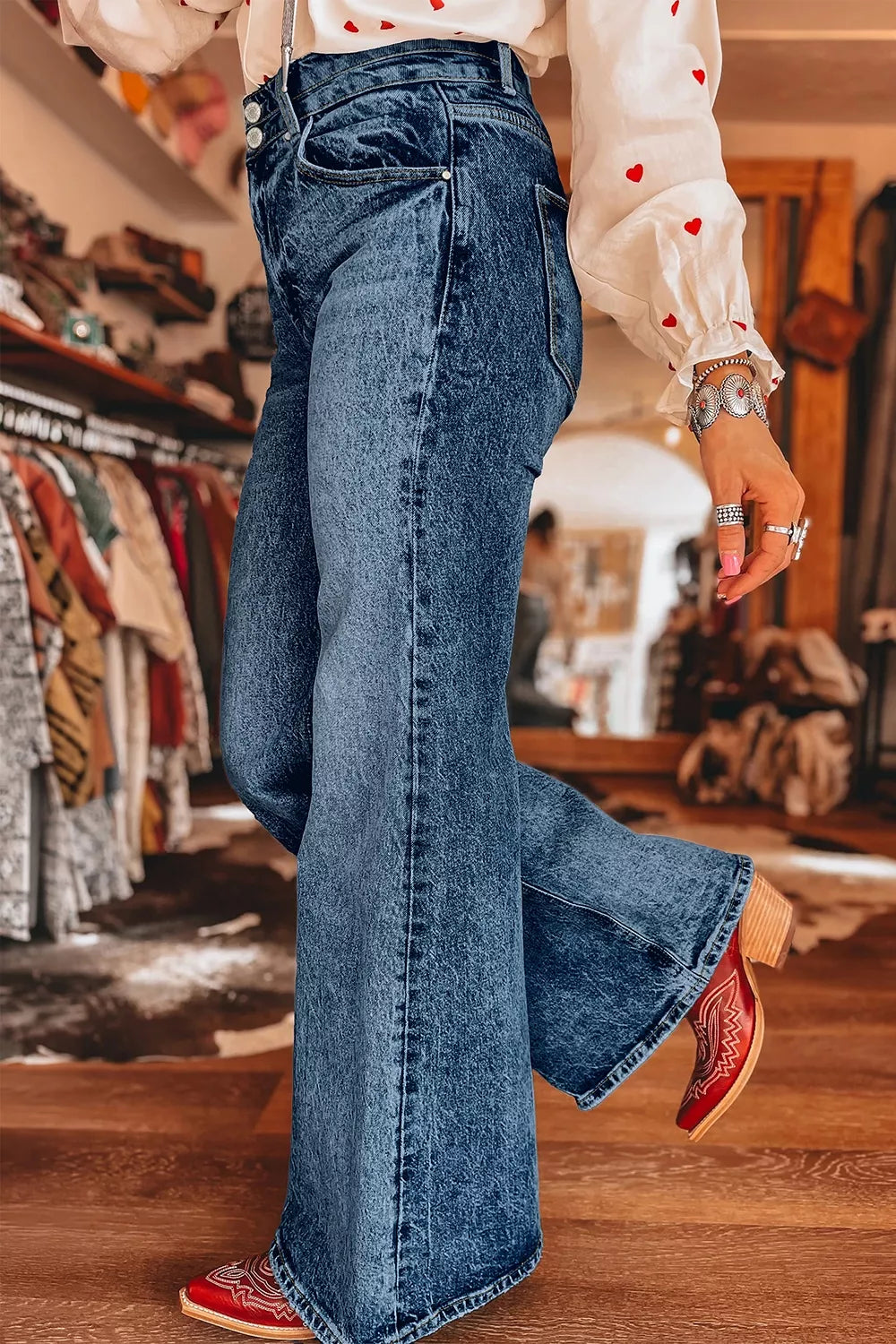 Utsvängda acidtvättade jeans med knappstängning – bild 5