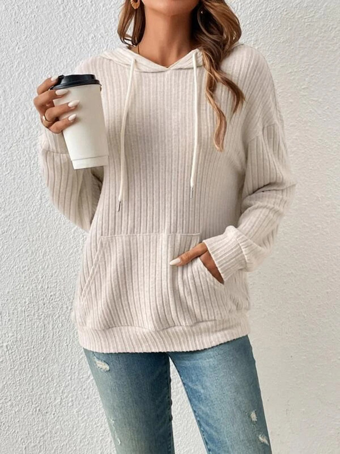 Ribbad hoodie med sänkt axel – bild 9