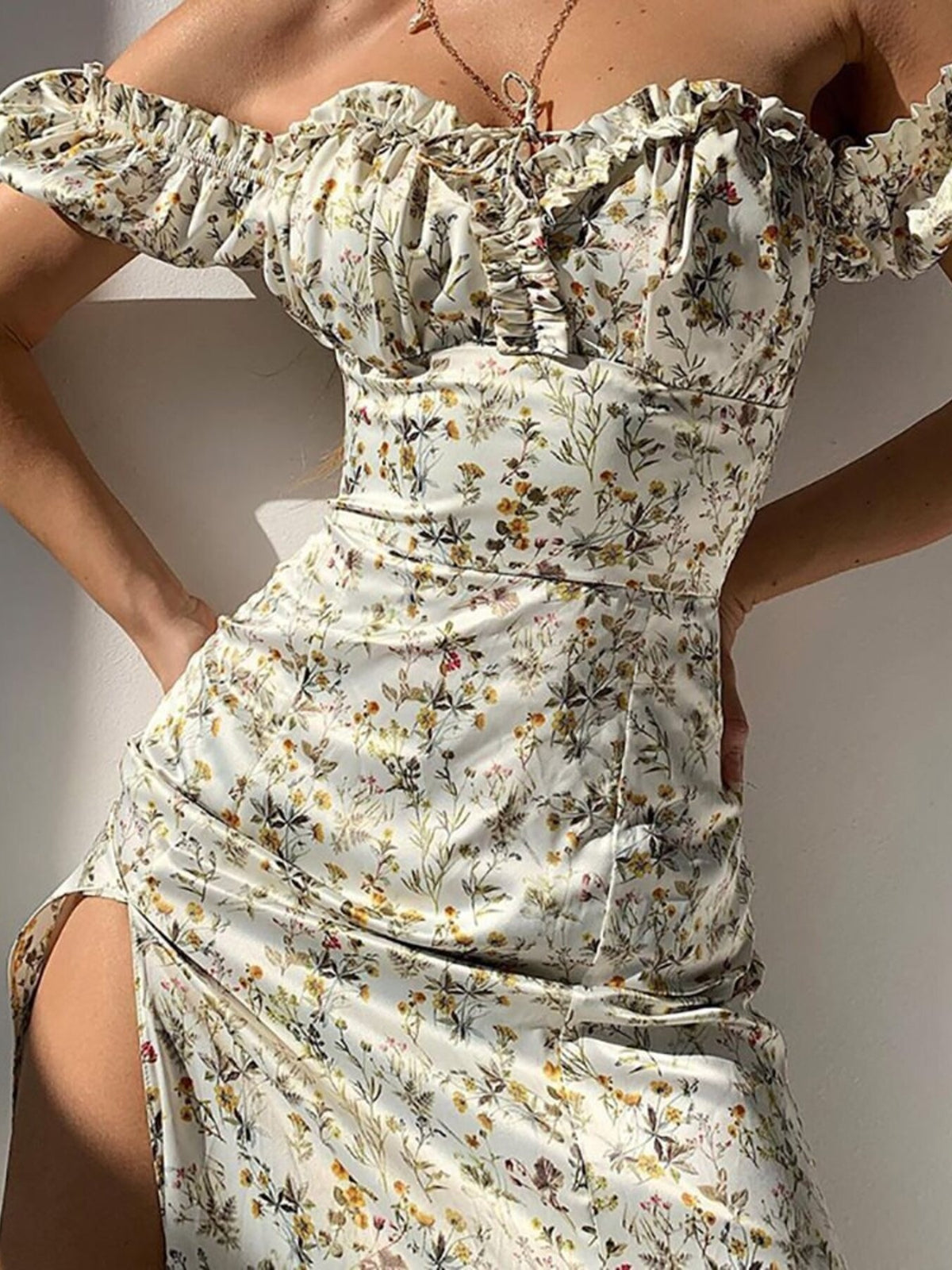 Blommig offshoulder midiklänning med volangkant – bild 6