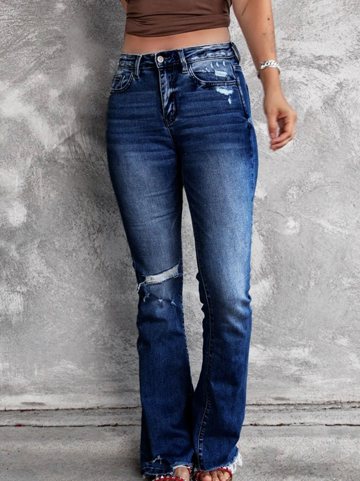 Utsvängda jeans med knappstängning och slitna detaljer – bild 6