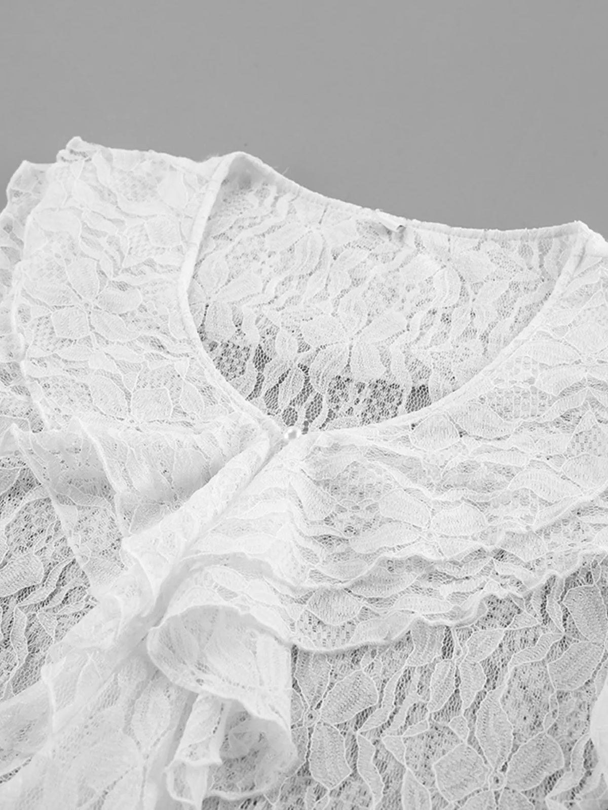 V-ringad blus i spets – bild 12