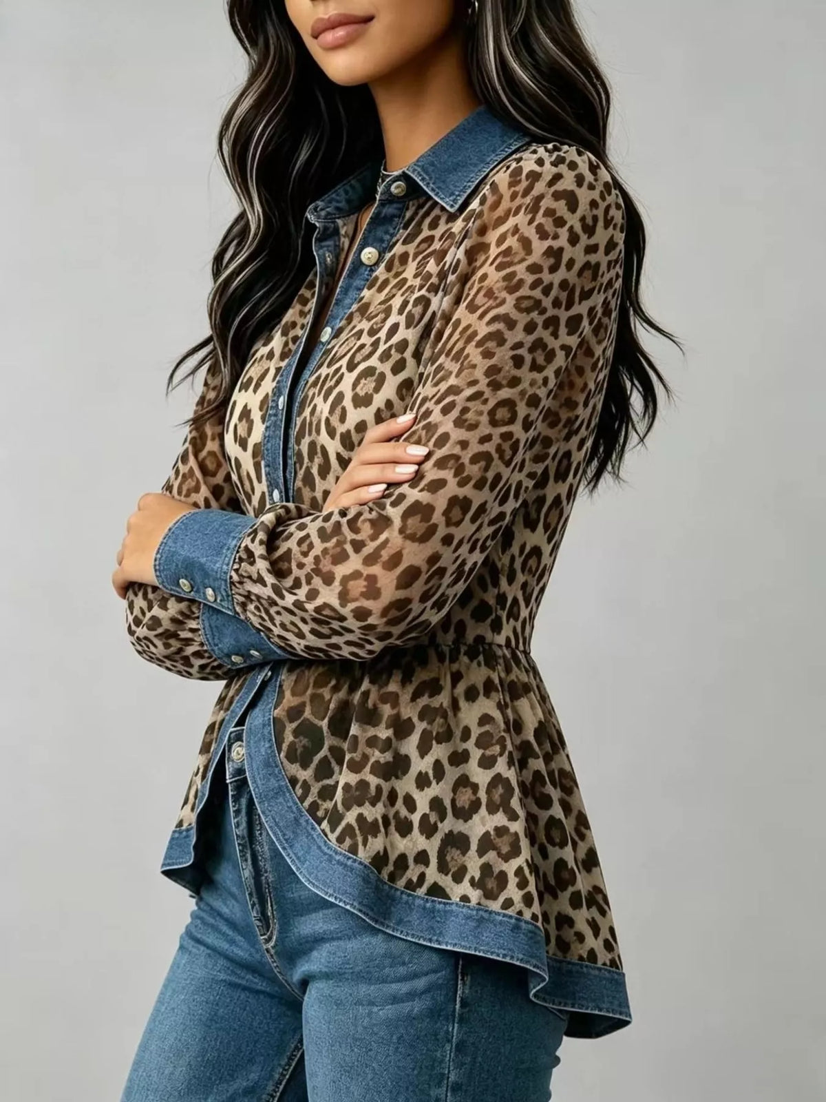 Leopardmönstrad skjorta i denim – bild 2