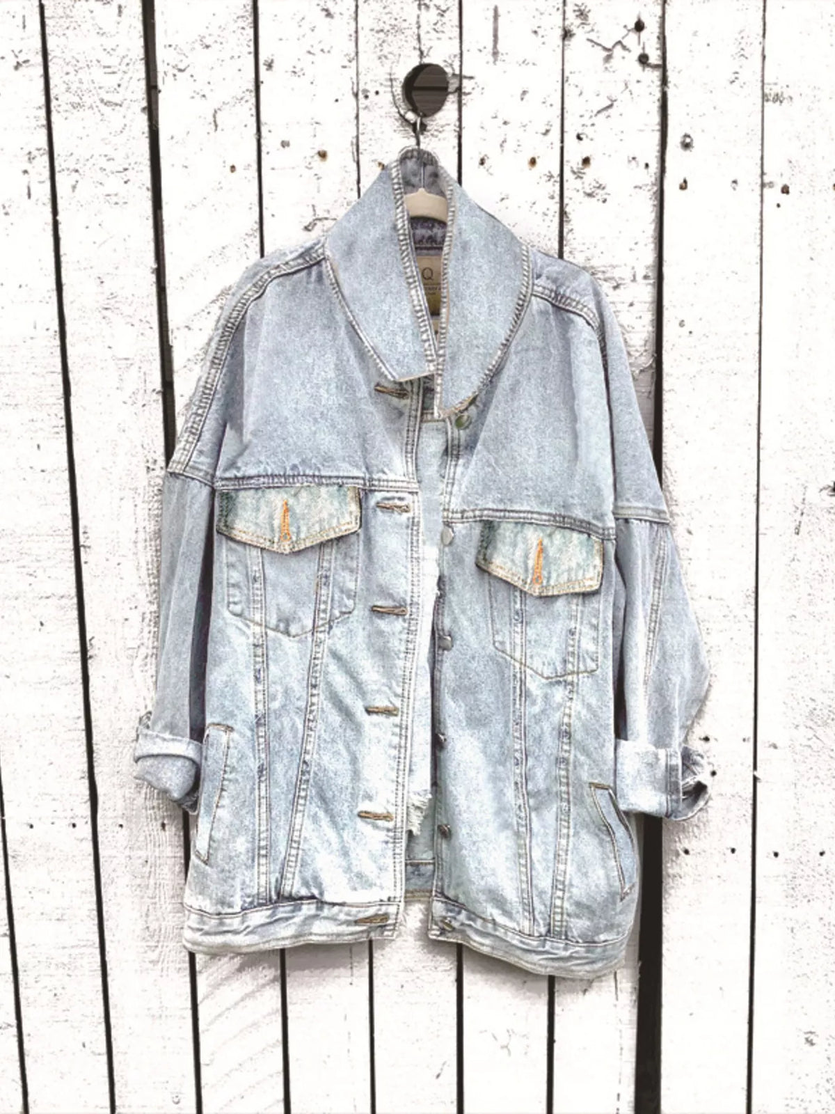 Jacka i denim med dödskallemotiv – bild 4