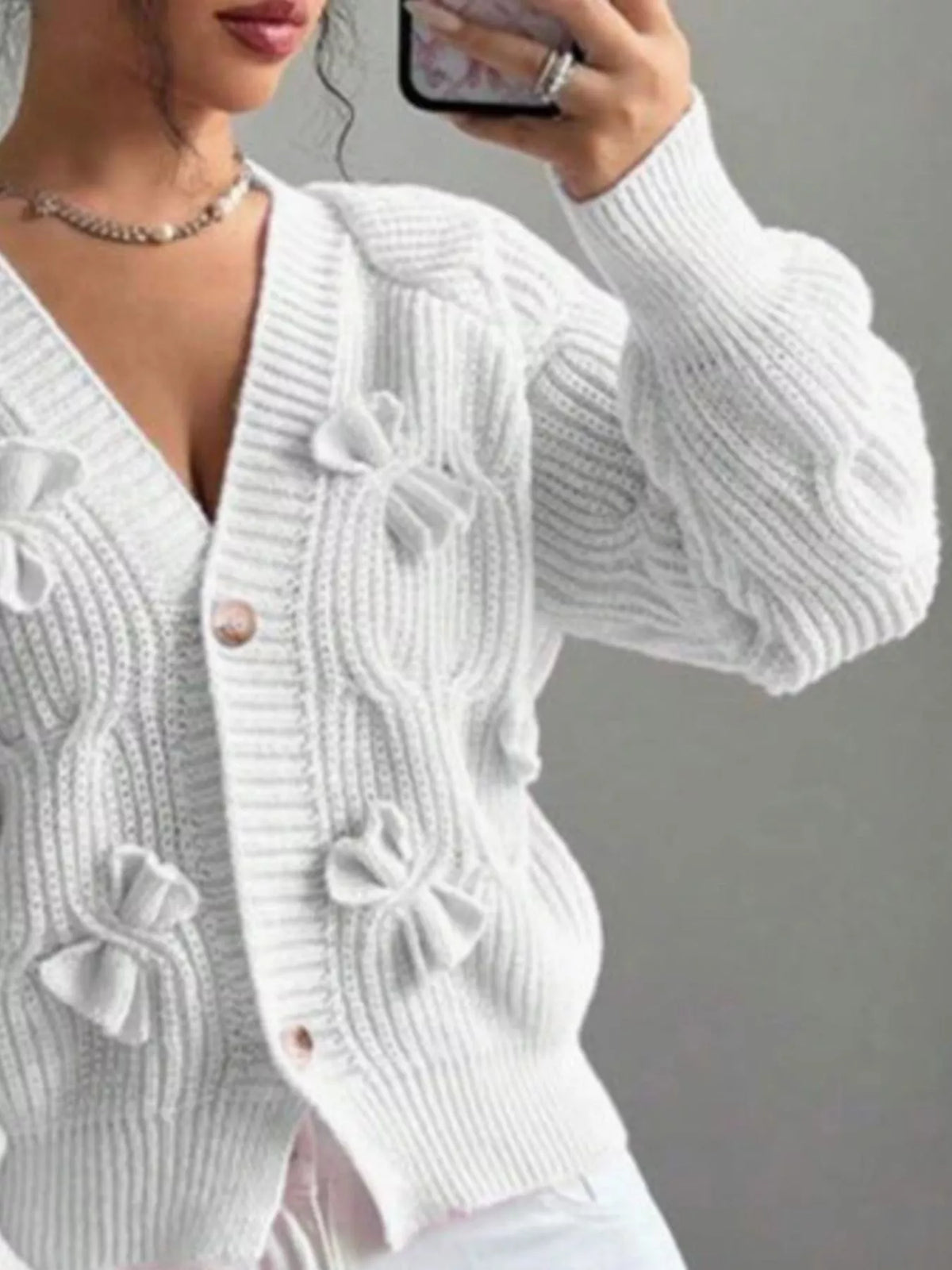 Kabelstickad v-ringad cardigan med knappstängning – bild 16