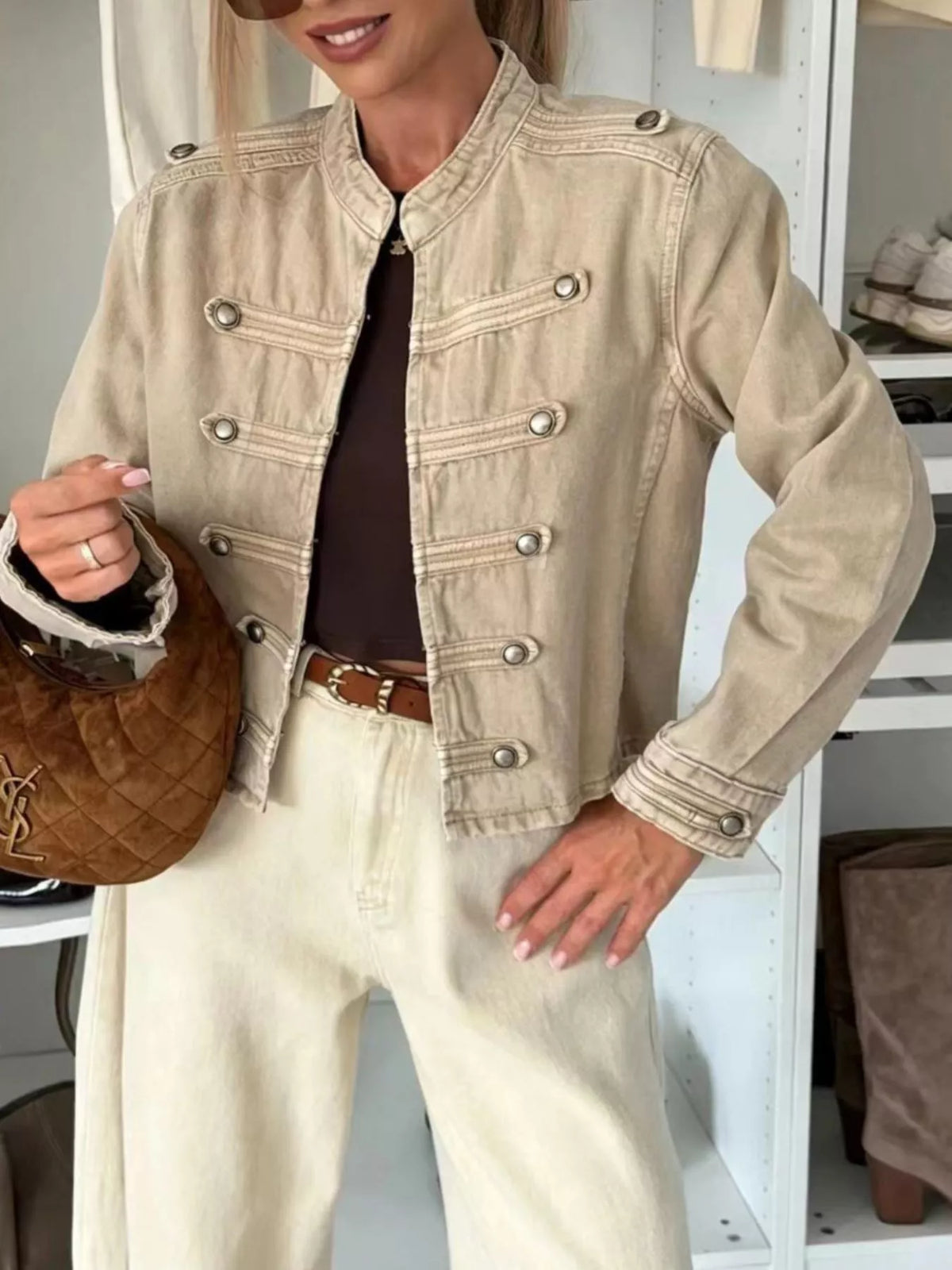 Kort jacka i denim med knappstängning – bild 5