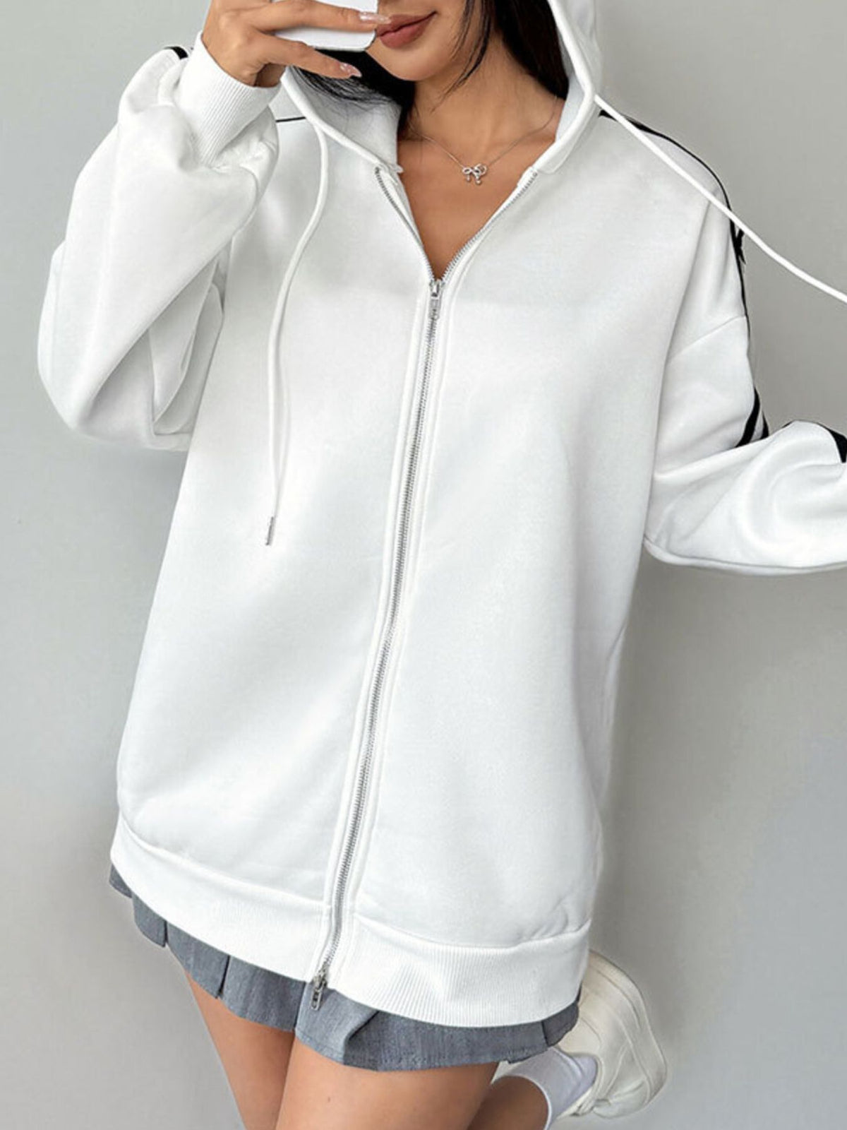 Randig hoodie med dragsko – bild 5