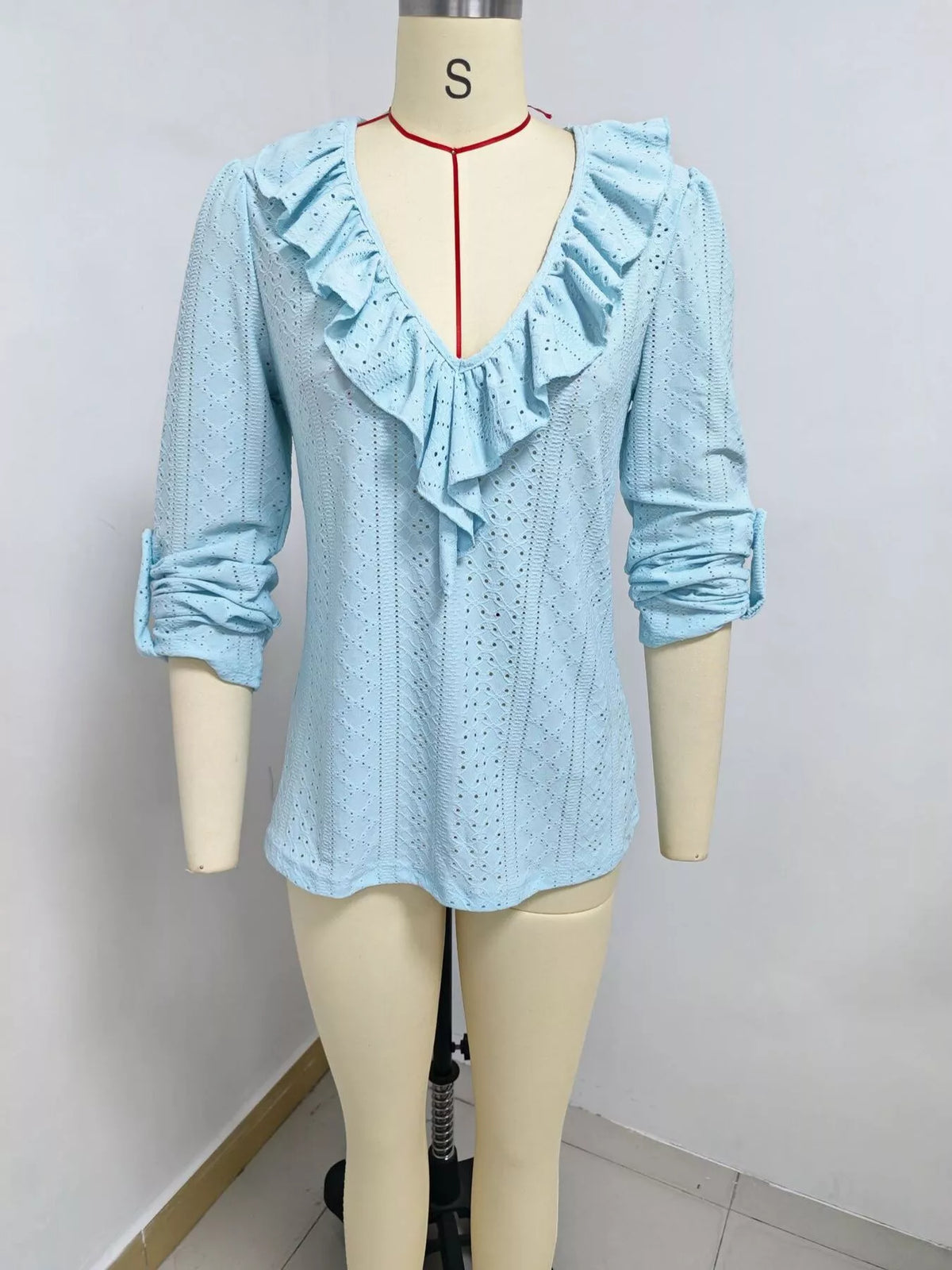 V-ringad blus i broderi anglaise – bild 12