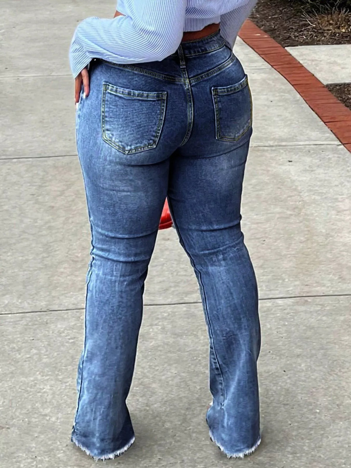 Utsvängda jeans med revor – bild 8