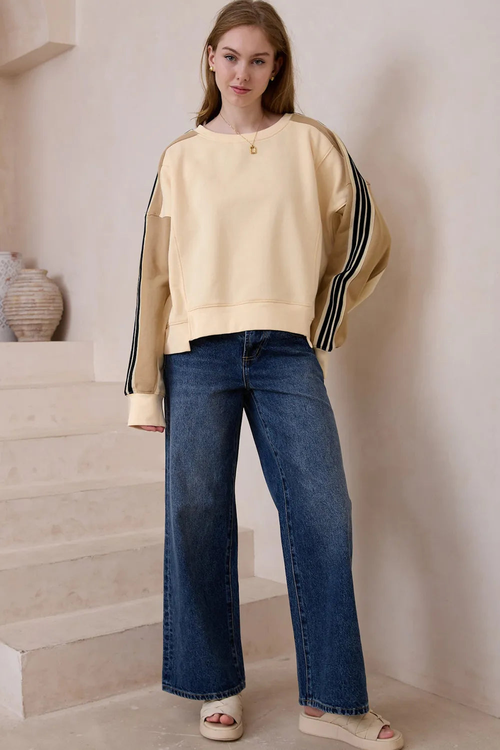 Långärmad sweatshirt med rund halsringning och kontrastsöm – bild 6