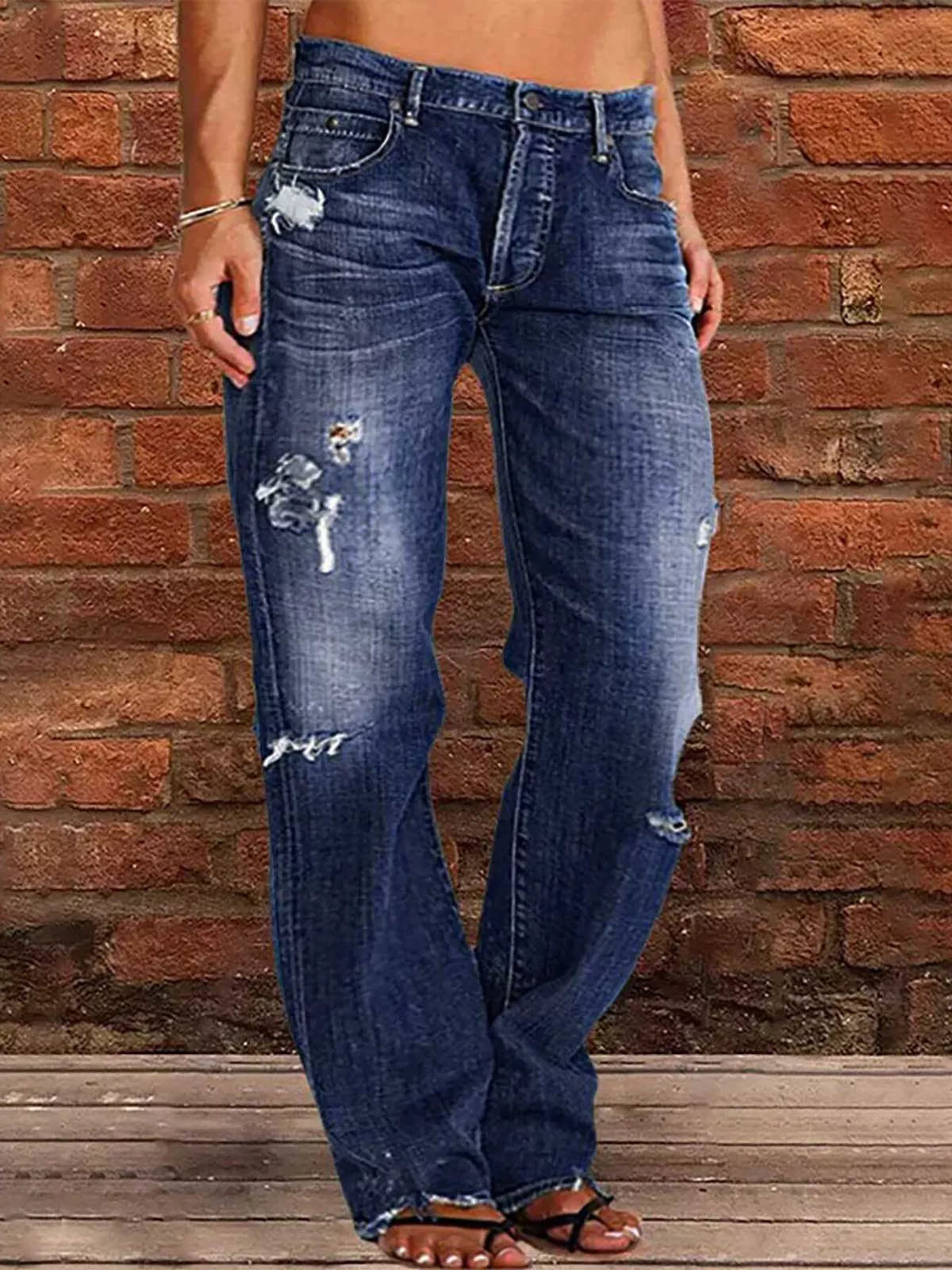 Ledigt sittande jeans med slitna detaljer – bild 7