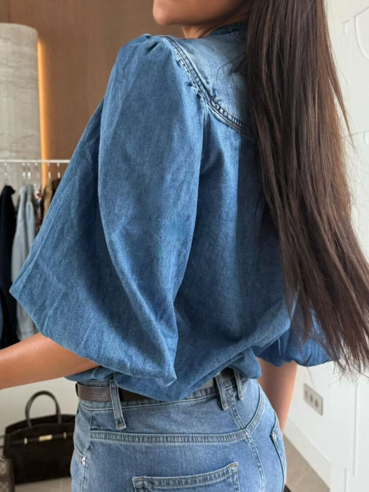 Denimblus med puffärm och knappstängning – bild 3