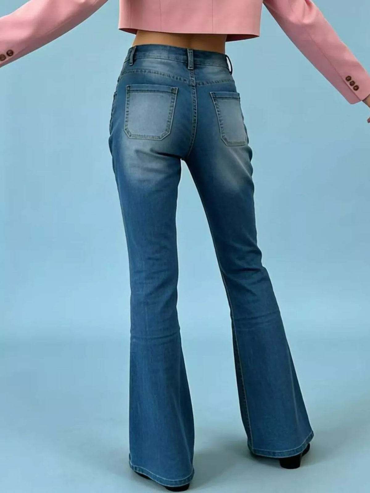 Utsvängda jeans med knappgylf – bild 11